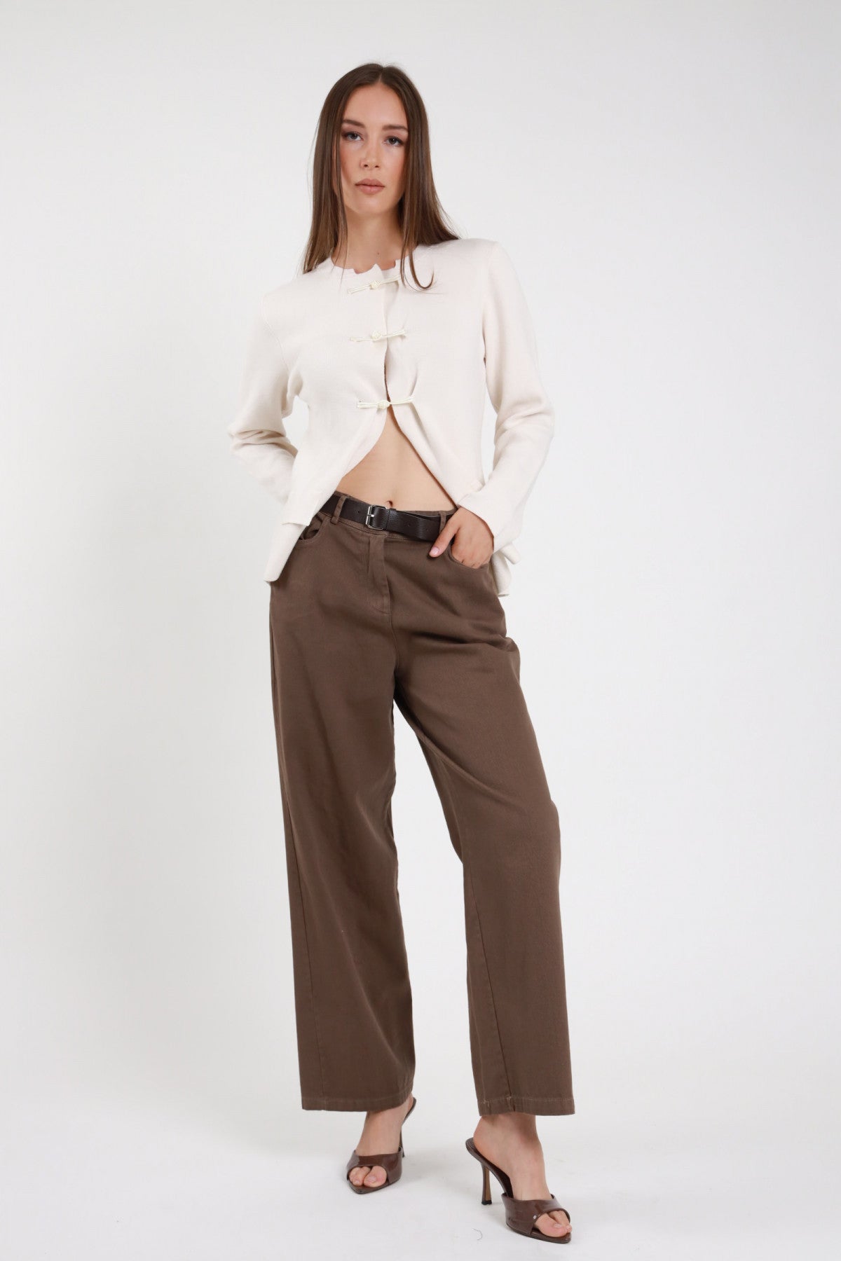 Pantalone wide leg bull denim marrone donna Susy Mix – vita alta vista frontale con cardigan panna
