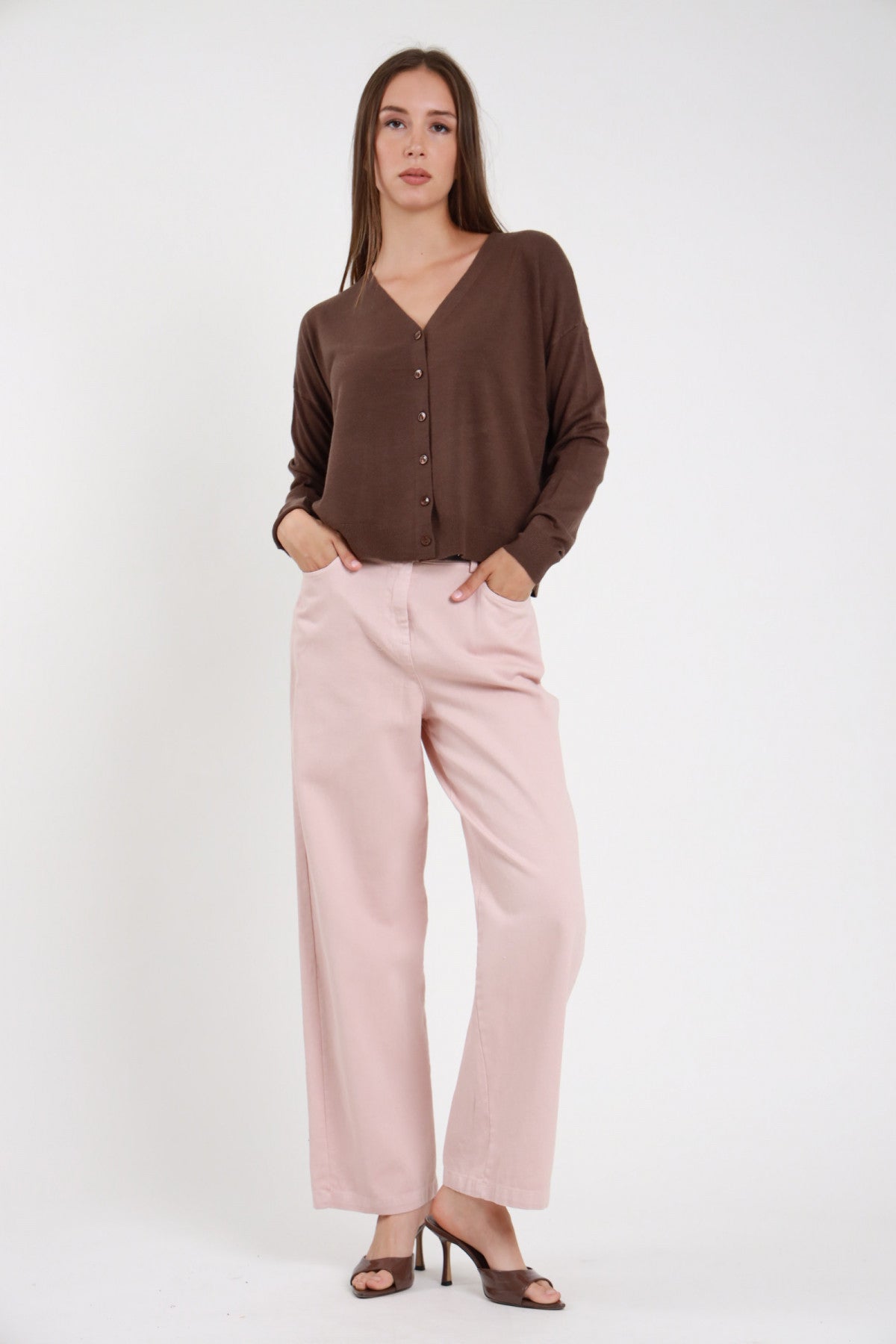 Pantalone wide leg bull denim rosa cipria donna Susy Mix – vita alta vista frontale con cardigan marrone