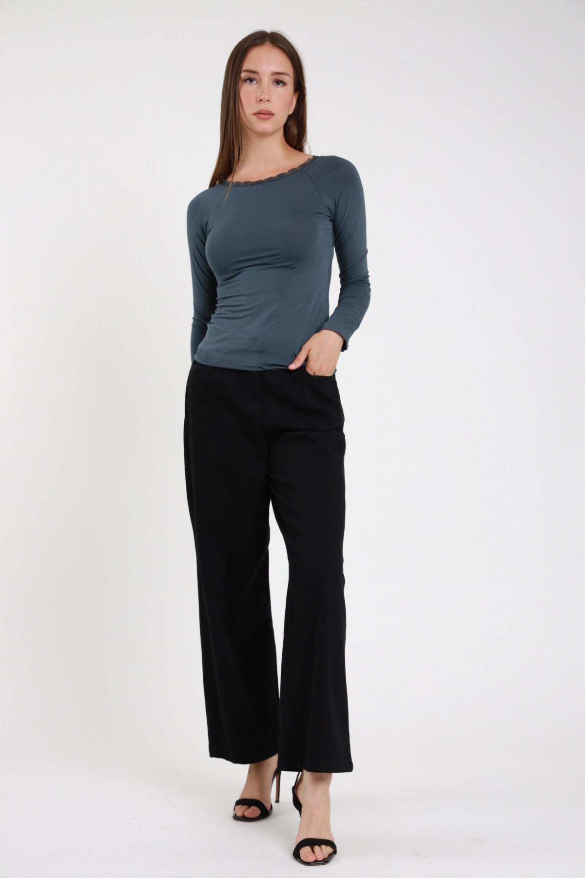 Pantalone wide leg bull denim nero donna Susy Mix – vita alta vista frontale con top turchese