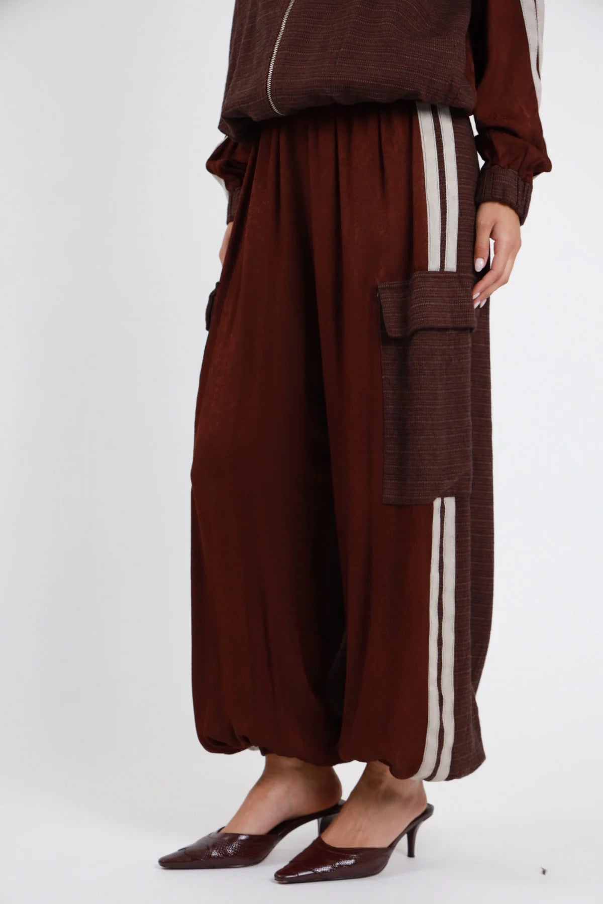 Pantalone Bande cioccolato bordeaux 55% rayon vita elastica alta 2 tasche cargo pattina appliqué bande doppie beige panna laterali gamba larga palazzo fondo balloon elastico caviglia dettaglio vita gamba frontale - modella vita gamba frontale 3/4 mano tasca cargo sfondo bianco bomber bande cioccolato coordinato sabot croco bordeaux