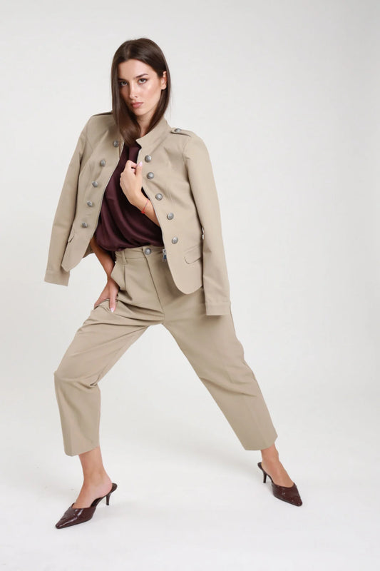 Pantalone pences beige sabbia donna - look completo con giacca militare coordinata