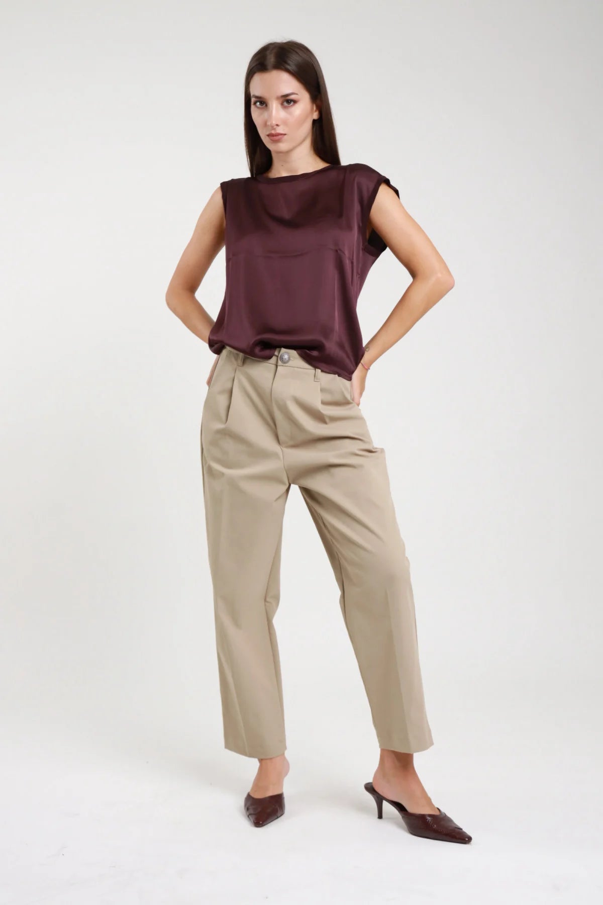 Pantalone pences beige sabbia donna - vista frontale con top bordeaux