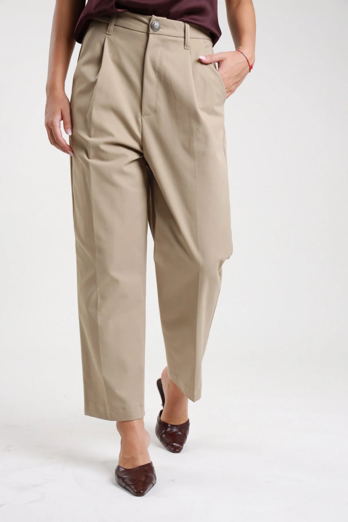 Pantalone pences beige sabbia - dettaglio pences frontali e bottone gioiello
