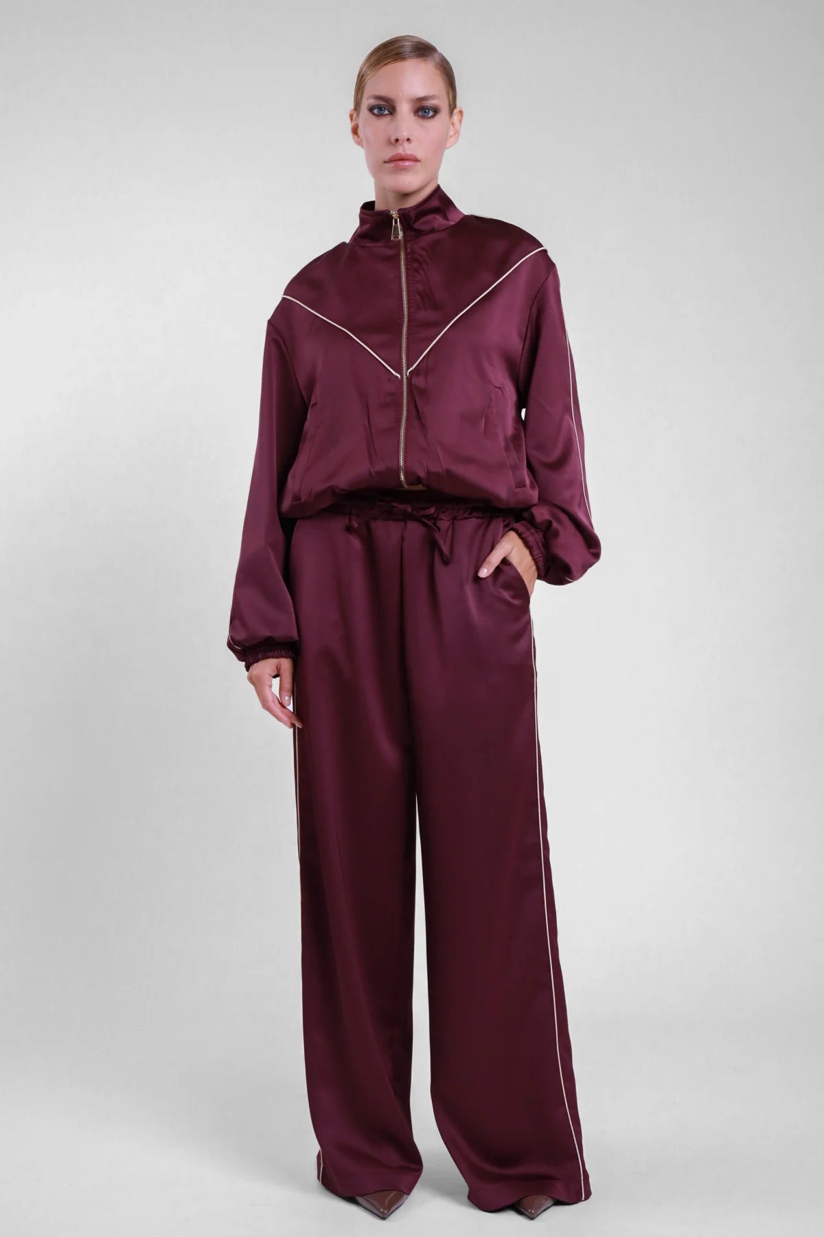 Pantalone piping Susy Mix bordeaux, vista frontale della gamba ampia e della vita con coulisse