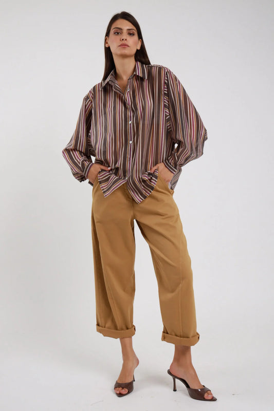 Pantaloni Tasconi Dietro cammello camel ocra vita alta passanti cintura piega frontale gamba barrel carrot risvolto silhouette voluminosa frontale intera posa statica mani tasche sguardo camera - modella frontale intera posa statica mani tasche sguardo camera capelli castani sfondo bianco camicia righe marrone multicolor oversize mules marroni tacco kitten