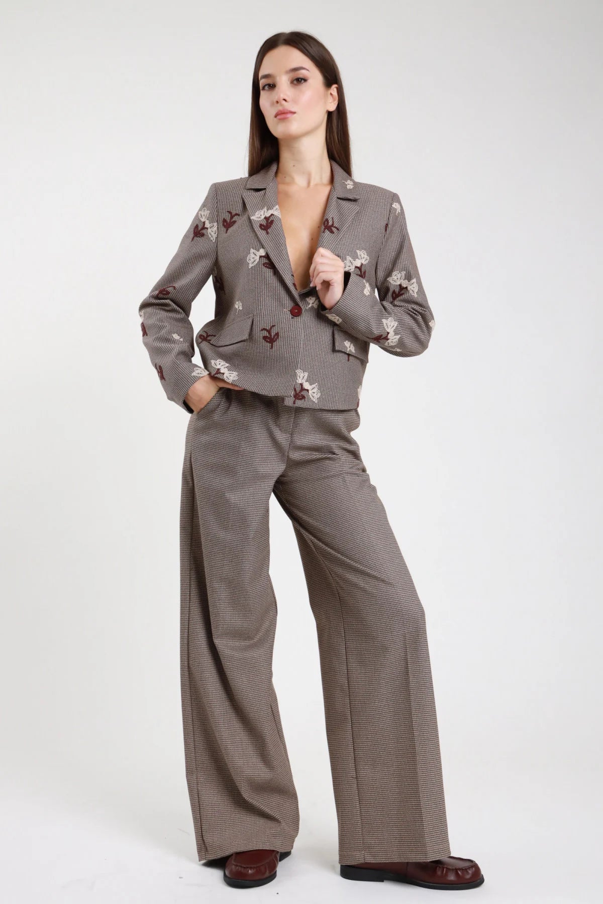 Pantaloni palazzo check marrone wide-leg - modella vista frontale intera con blazer ricamato bordeaux e loafers