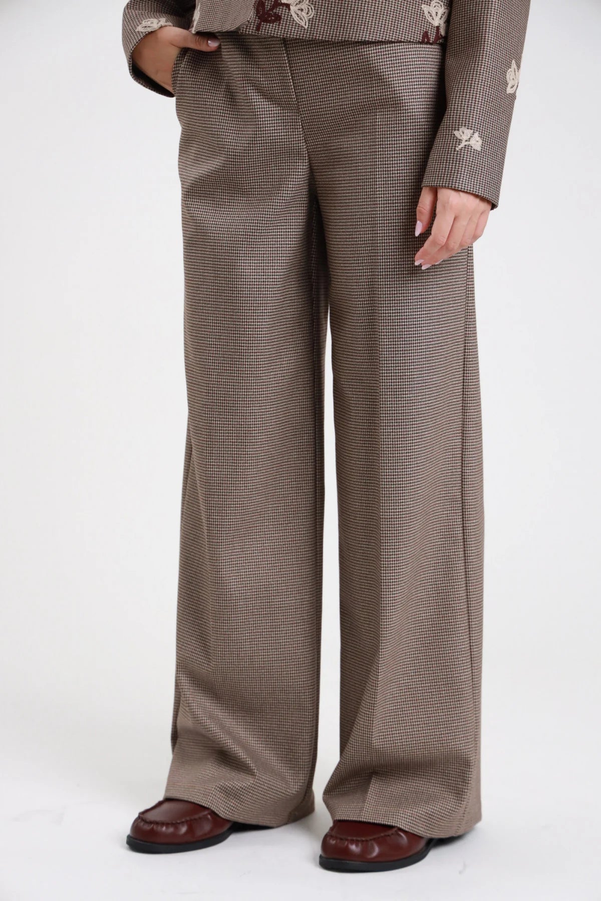 Pantaloni palazzo check marrone - dettaglio gamba wide-leg piega centrale e loafers bordeaux
