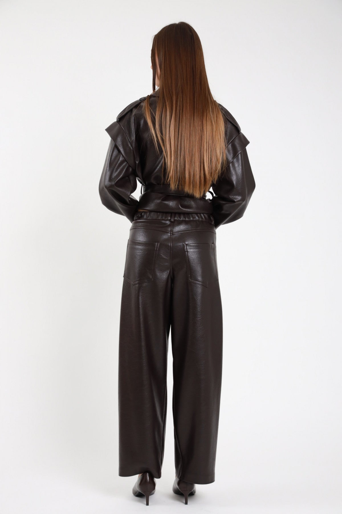 Pantalone ecopelle wide leg marrone donna - vista posteriore con tasche posteriori