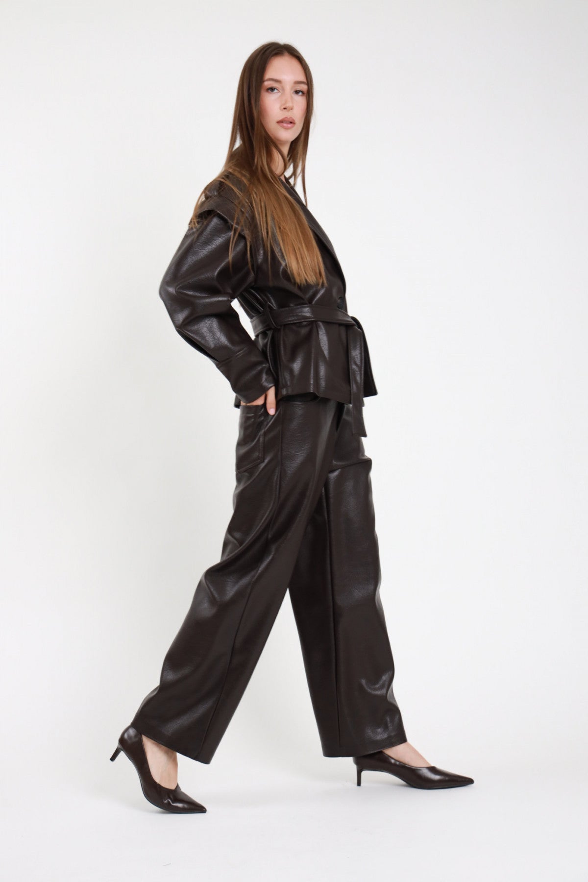 Pantalone ecopelle wide leg marrone donna - vista laterale in movimento con giacca coordinata