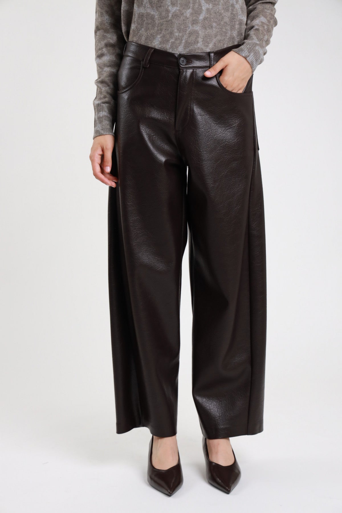 Pantalone ecopelle wide leg marrone donna - dettaglio vita alta con bottone e texture crinkle