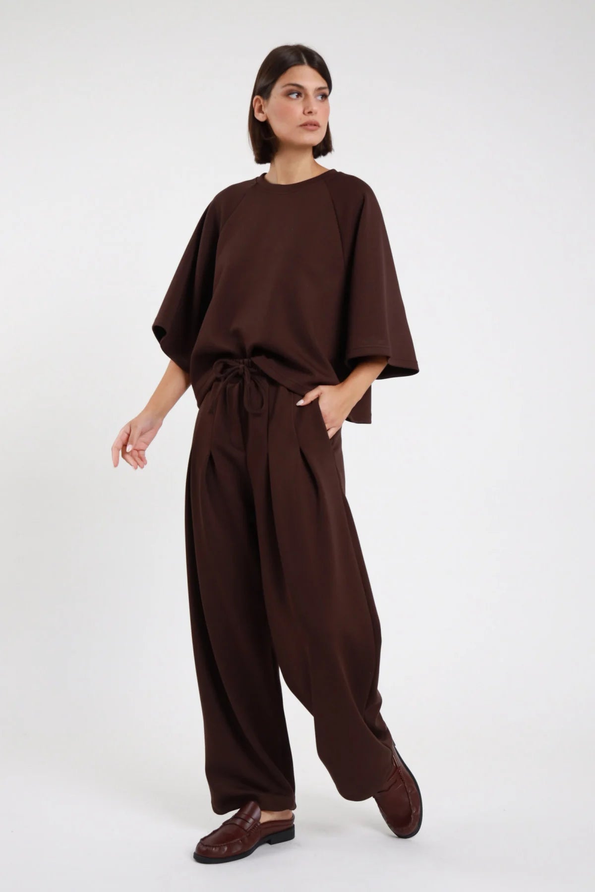 Pantalone felpa palazzo Susy Mix marrone con coulisse e tasche laterali, indossato con maglia in tinta