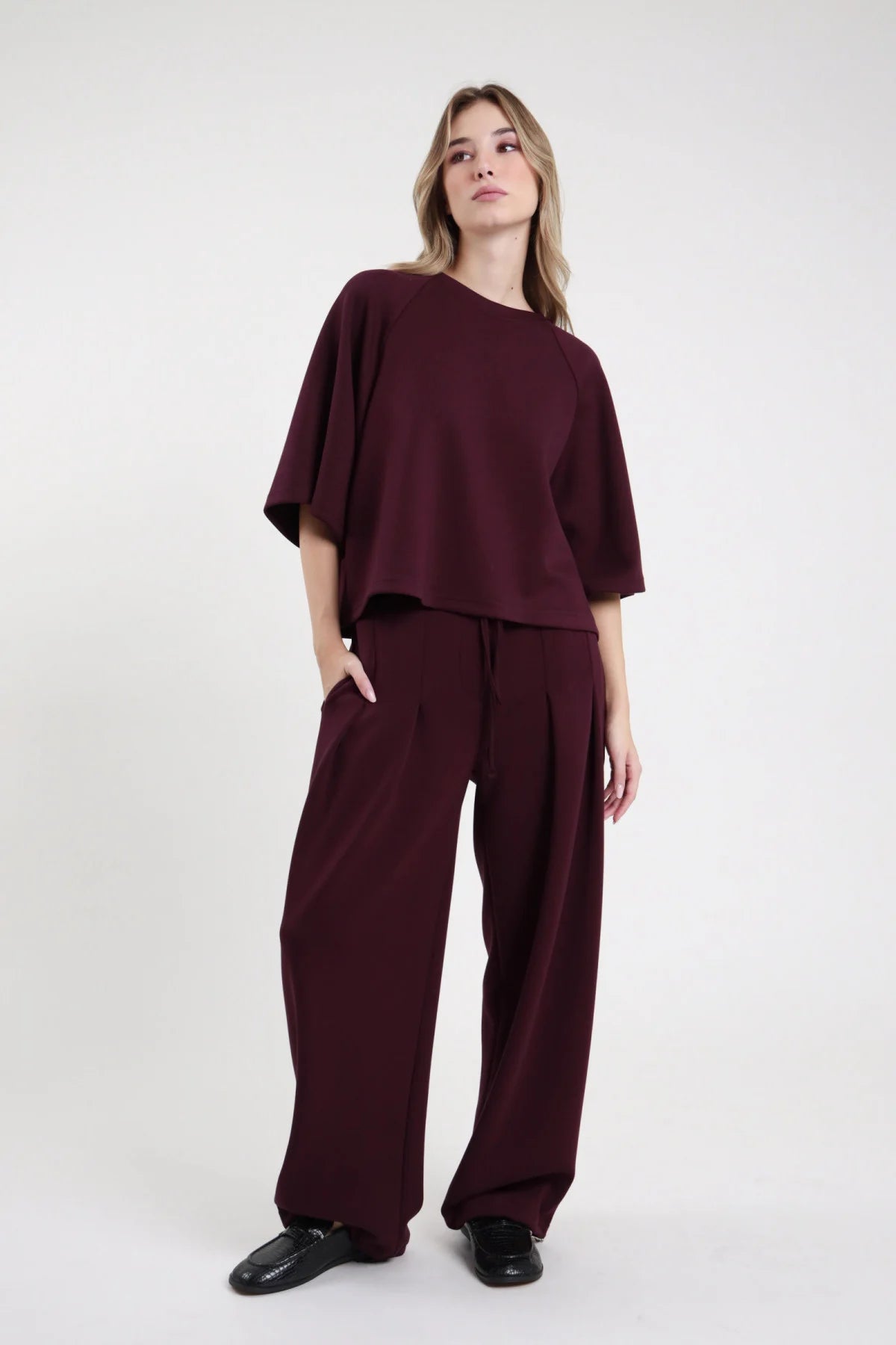 Pantalone felpa palazzo Susy Mix bordeaux a gamba ampia, vista frontale indossata con mocassini