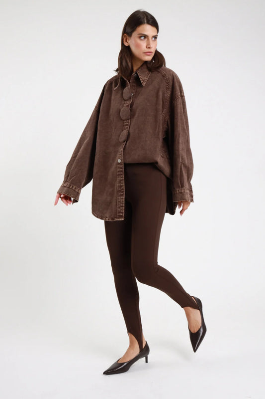 Pantalone ghette nero donna ultra-slim vita alta elasticizzata - dettaglio spacco anteriore caviglie staffa sotto piede con maglione a righe bianco nero