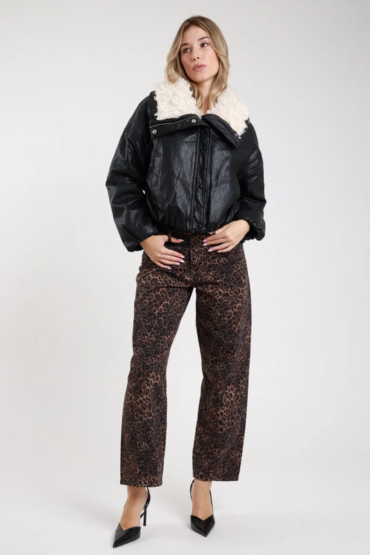 Jeans animalier leopardata cioccolato cognac moro denim frontale intera vita alta 5 tasche gamba straight barrel stampa maxi all-over abbinato bomber ecopelle nero shearling - modella frontale intera mani tasche sguardo laterale alto scarpe tacco nero capelli biondi mossi