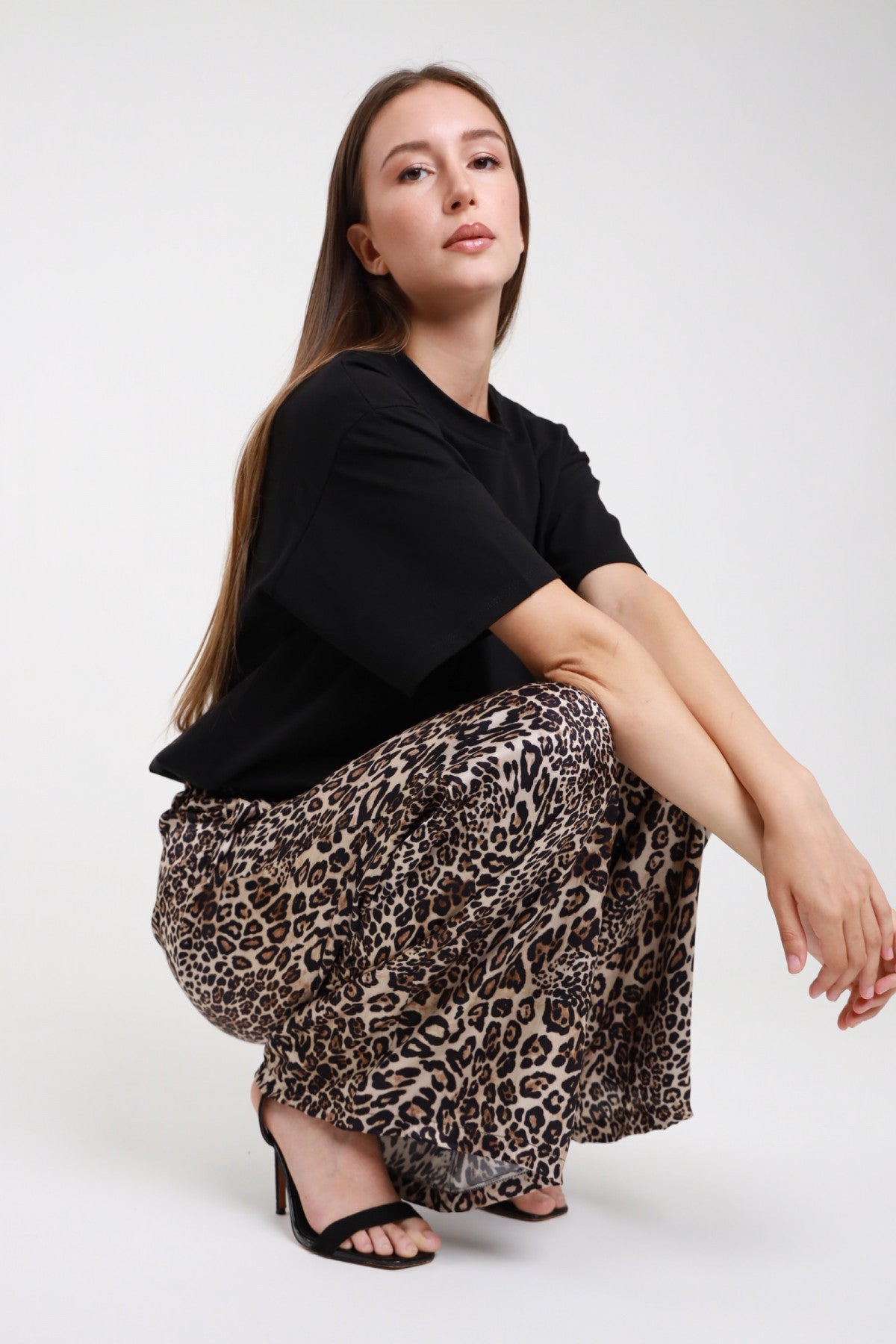 Pantalone animalier leopardata gamba larga donna Susy Mix Pre-Fall - posa seduta laterale