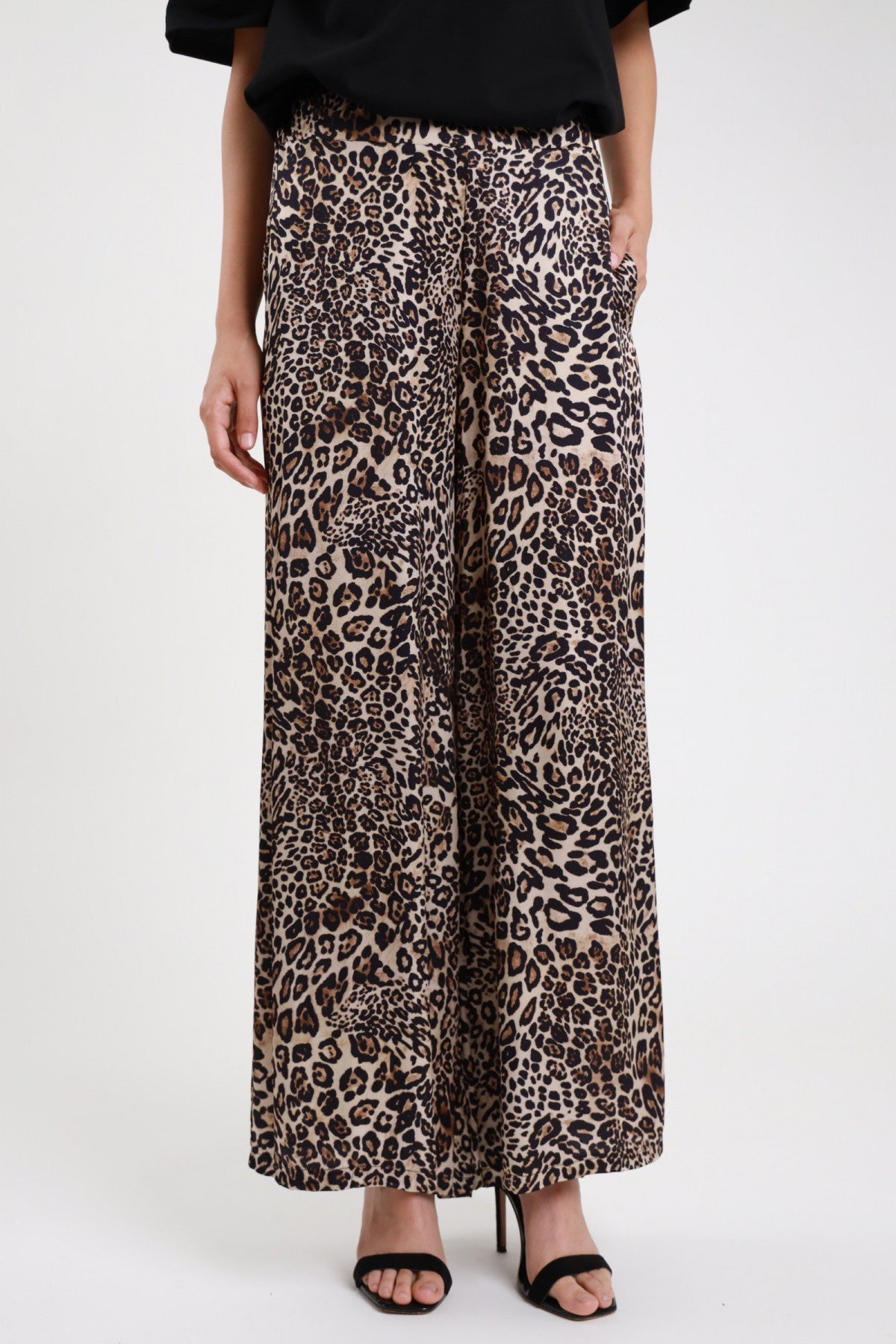 Dettaglio pantalone animalier leopardata gamba larga vita alta Susy Mix Pre-Fall