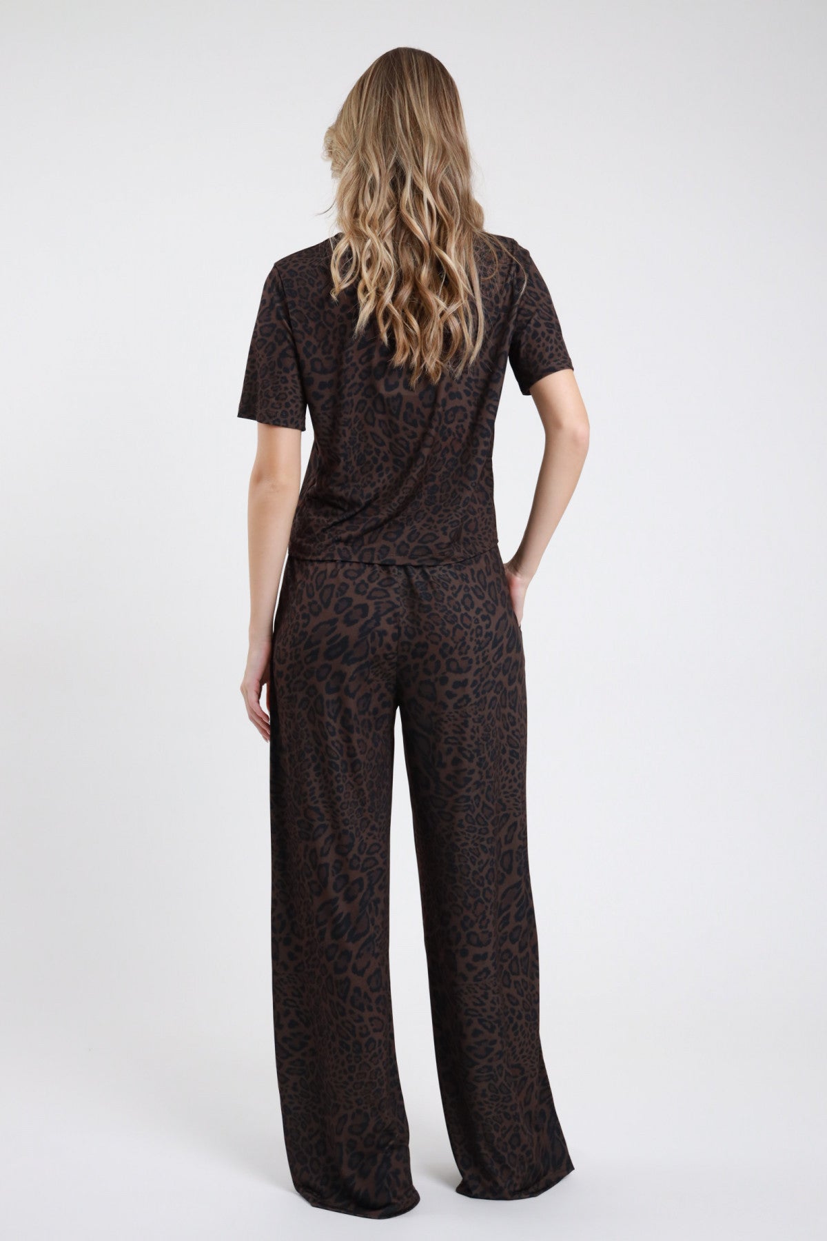 Pantalone animalier scuro a gamba ampia indossato con top coordinato, vista posteriore