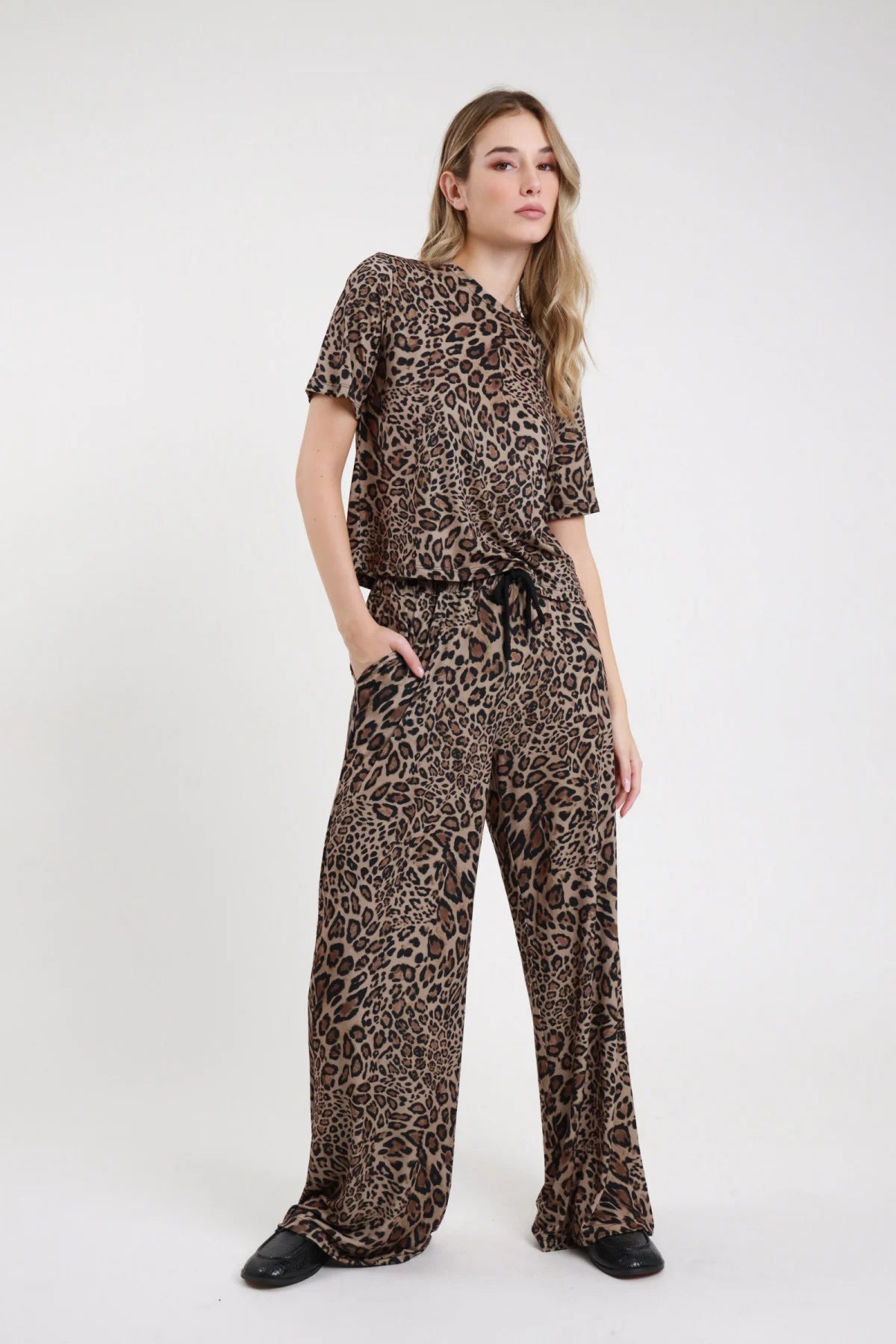 Pantalone animalier da donna con stampa maculata beige e nera, vita con coulisse e gamba ampia, vista frontale