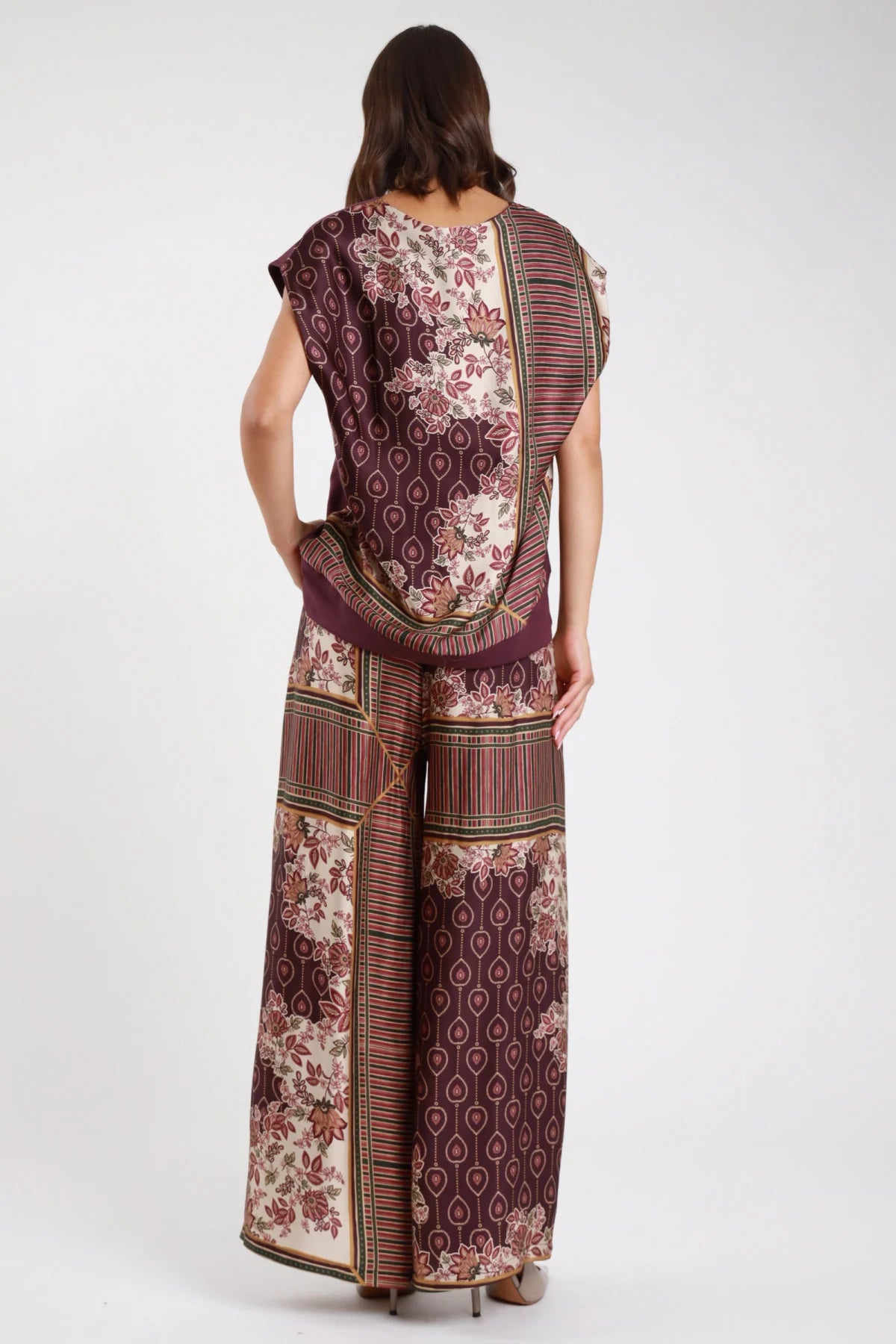 Pantalone palazzo fantasia patchwork bordeaux - modella vista posteriore con top fantasia coordinato