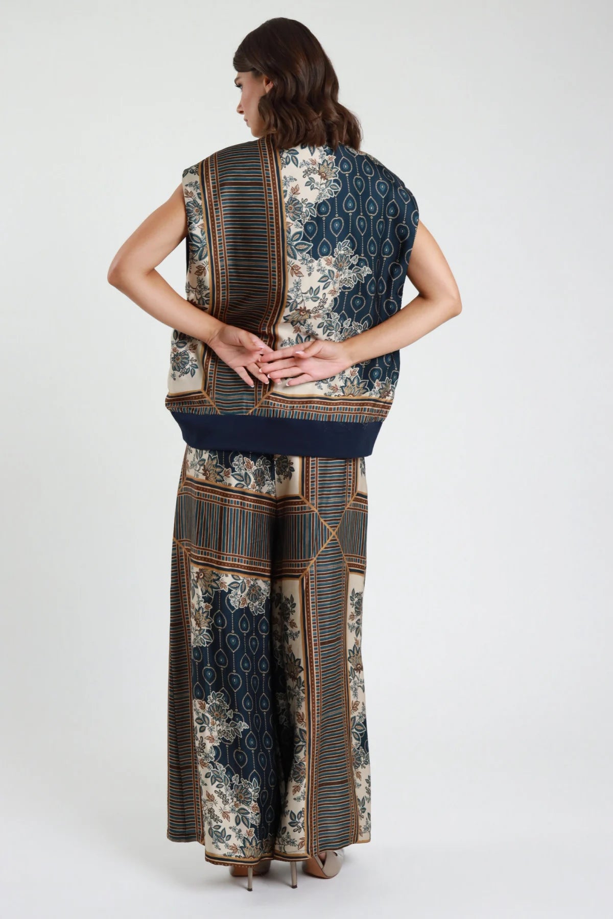Pantalone palazzo fantasia patchwork blu navy - modella vista posteriore con top fantasia coordinato