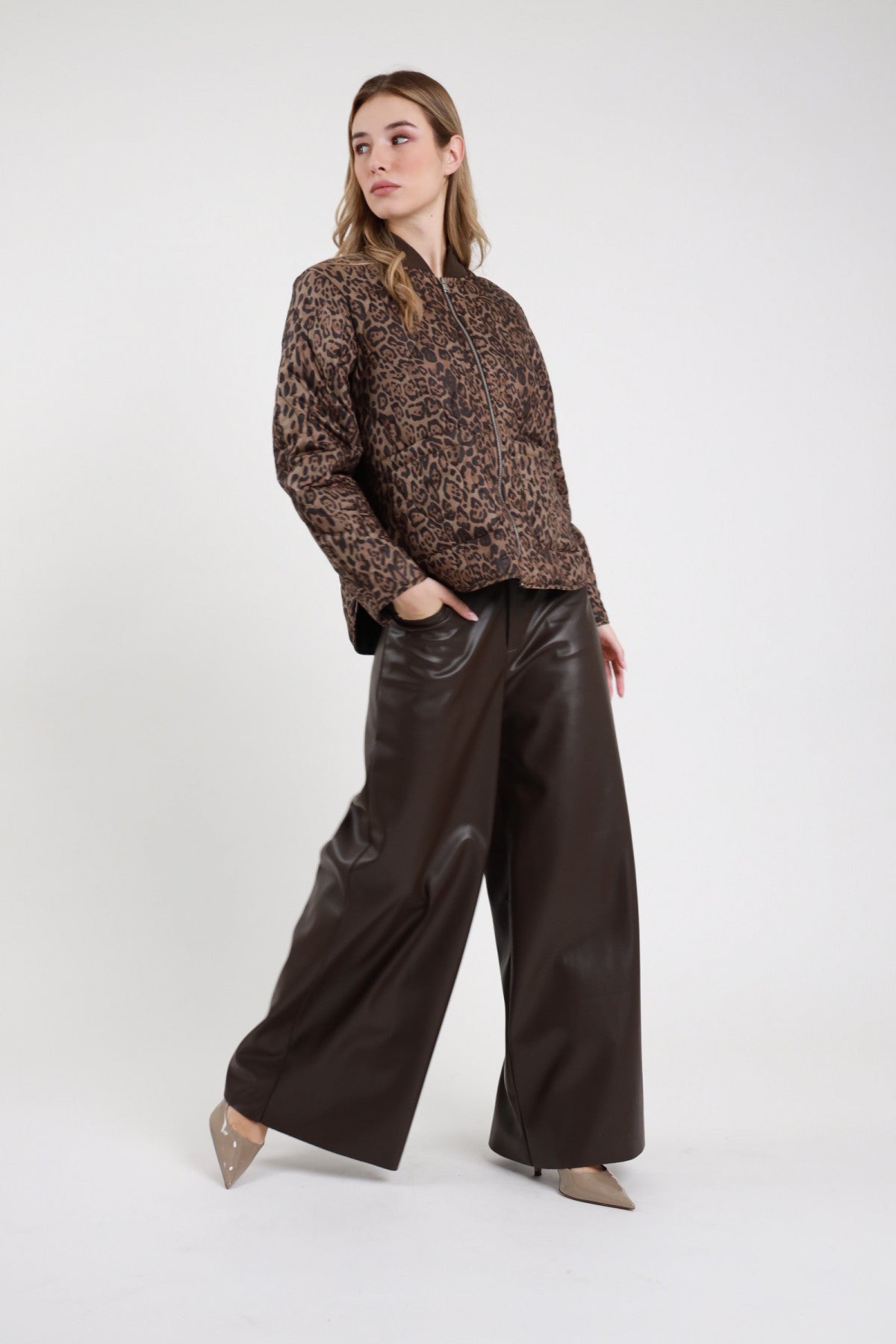 Pantalone palazzo effetto pelle marrone scuro da donna con gamba ampia, indossato con blusa animalier