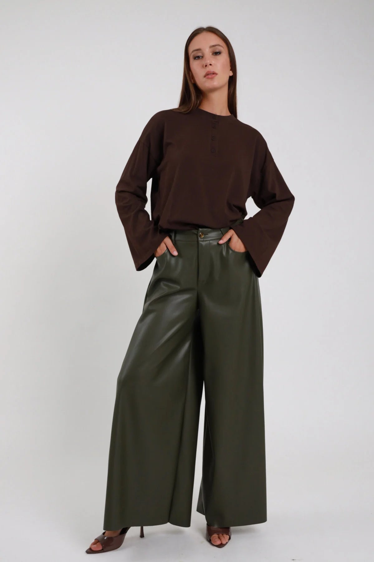 Pantalone palazzo effetto pelle verde scuro da donna, gamba ampia e tasche frontali, vista frontale