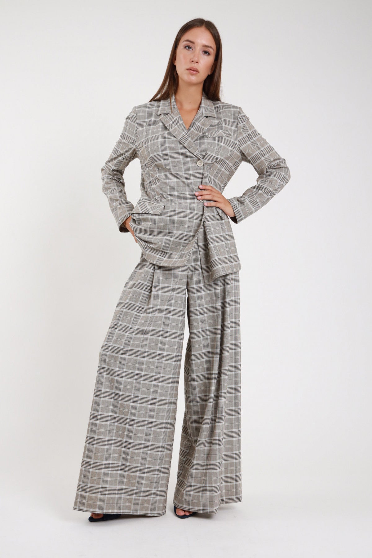 Pantalone palazzo check wide-leg flare grigio - modella vista frontale intera con blazer check coordinato e sandali neri