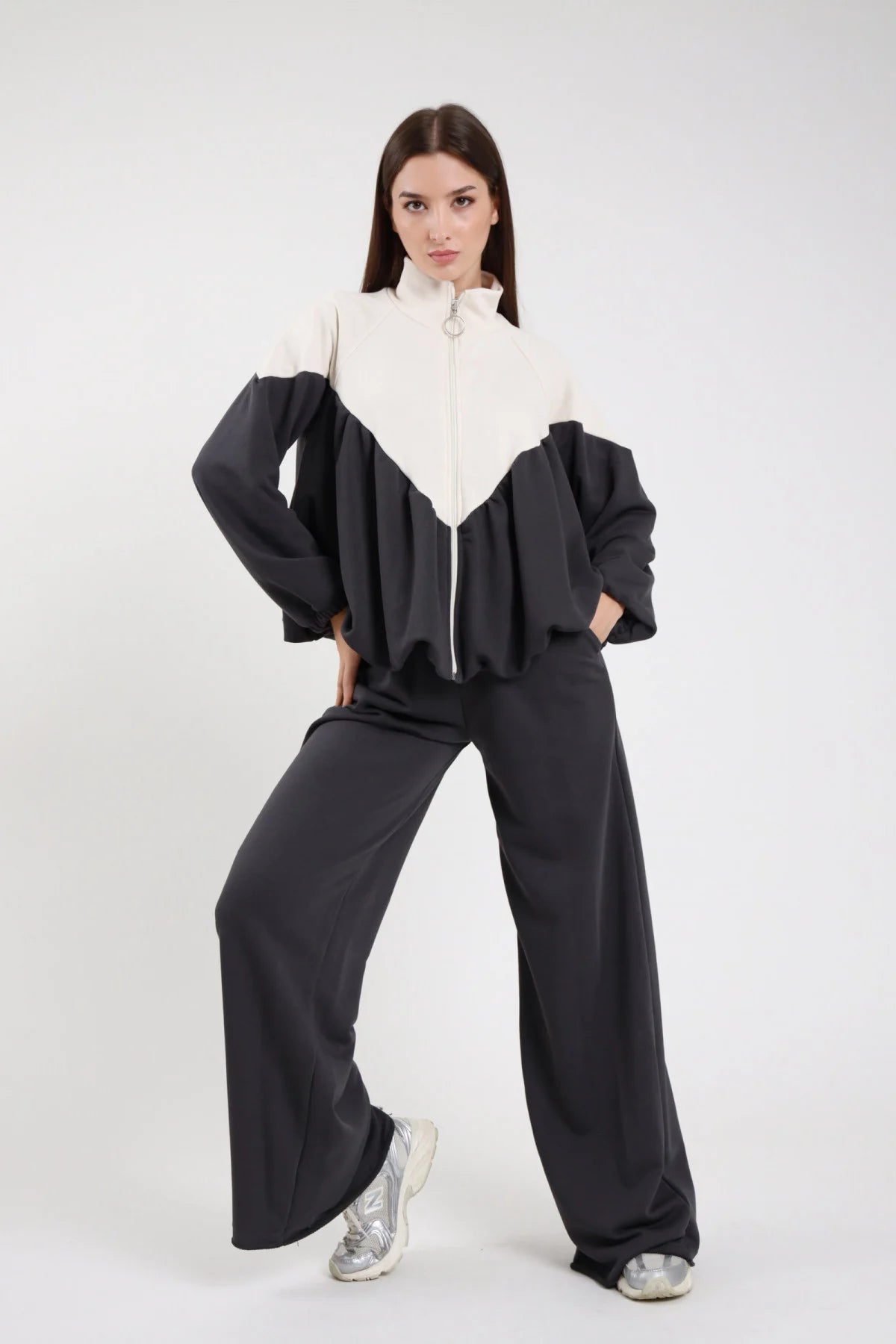 Pantalone felpa palazzo wide leg bordeaux vinaccia fascia elastica coulisse vita tasche gamba diritta full-length frontale intera - modella frontale intera mani tasche sguardo frontale capelli castani lisci sfondo bianco felpa bicolor grigio bordeaux scarpe marrone