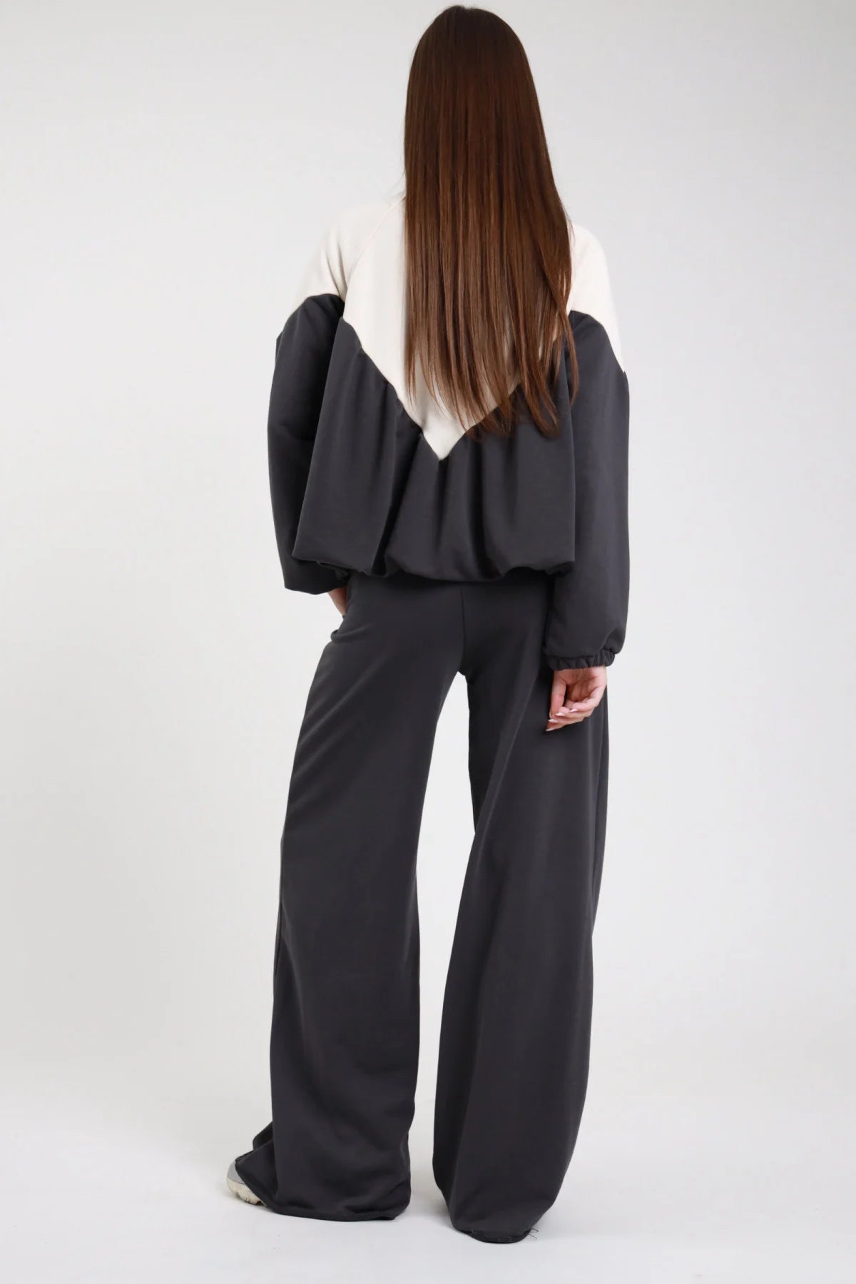Pantalone felpa palazzo wide leg nero antracite scuro fascia elastica coulisse cordino vita tasche laterali gamba diritta full-length dettaglio vita - modella dettaglio vita coulisse mano tasca laterale sfondo bianco sneakers argento