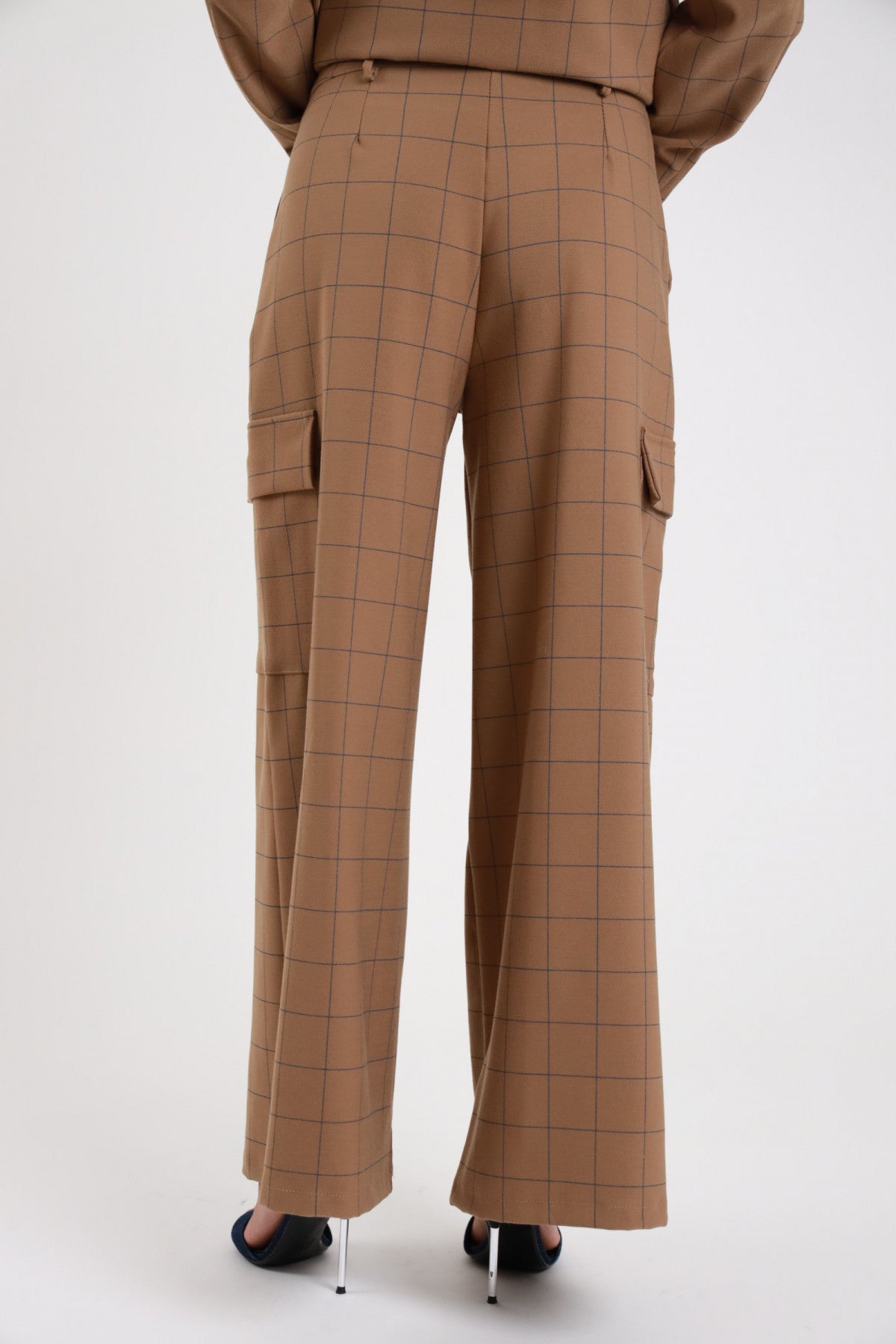 Pantalone quadri palazzo cammello nero retro tasche cargo patta wide-leg - modella retro intera sguardo posteriore giacca coordinata tacchi argento