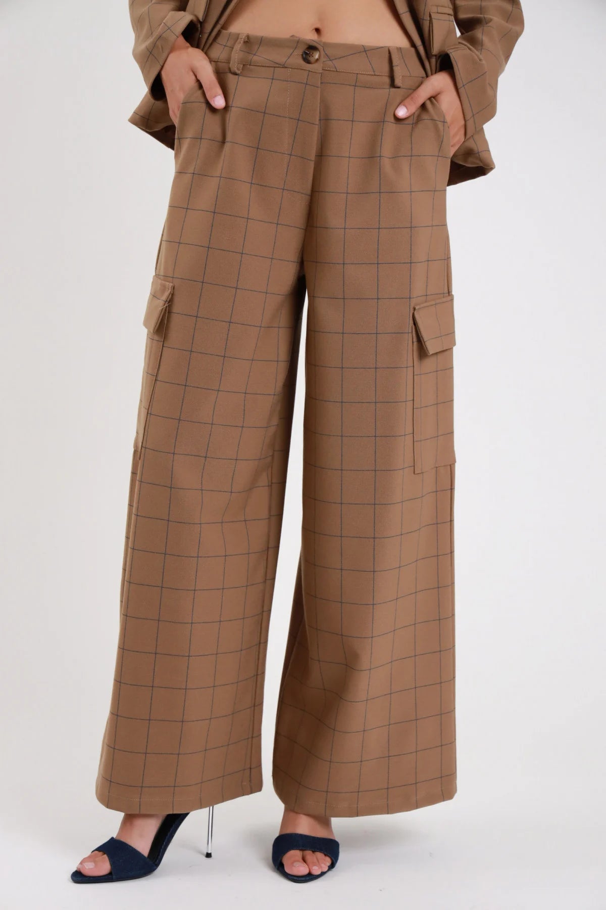 Pantalone quadri cargo patch patta cammello windowpane dettaglio tasche laterale - modella frontale tre quarti mani in tasca sguardo laterale giacca coordinata mules neri