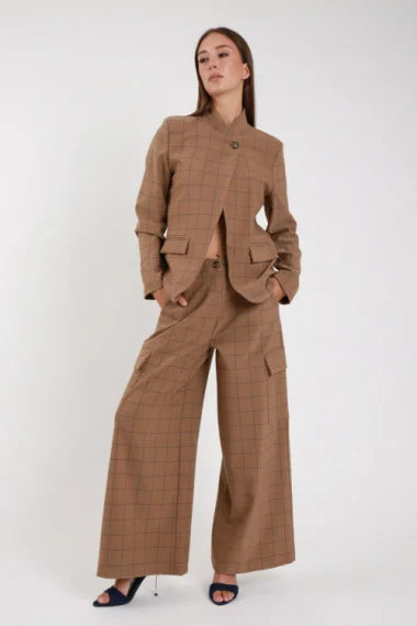 Pantalone quadri wide-leg cammello nero windowpane check frontale intera - modella frontale intera mani in tasca sguardo frontale giacca coordinata tacchi neri