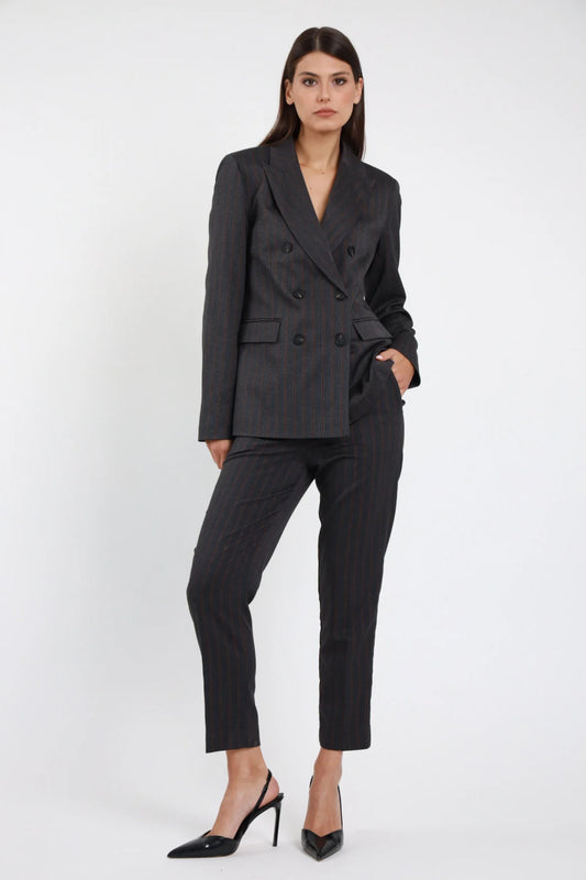 Pantalone slim gessato Susy Mix Pre-Fall grigio antracite pinstripe bordeaux ruggine 64% poliestere viscosa elastan vita alta gamba slim sigaretta affusolata caviglia frontale intera mano tasca sguardo frontale - modella intera frontale mano tasca sguardo frontale capelli scuri lisci sfondo bianco blazer doppiopetto gessato coordinato stesso tessuto tailleur slingback neri abbinati