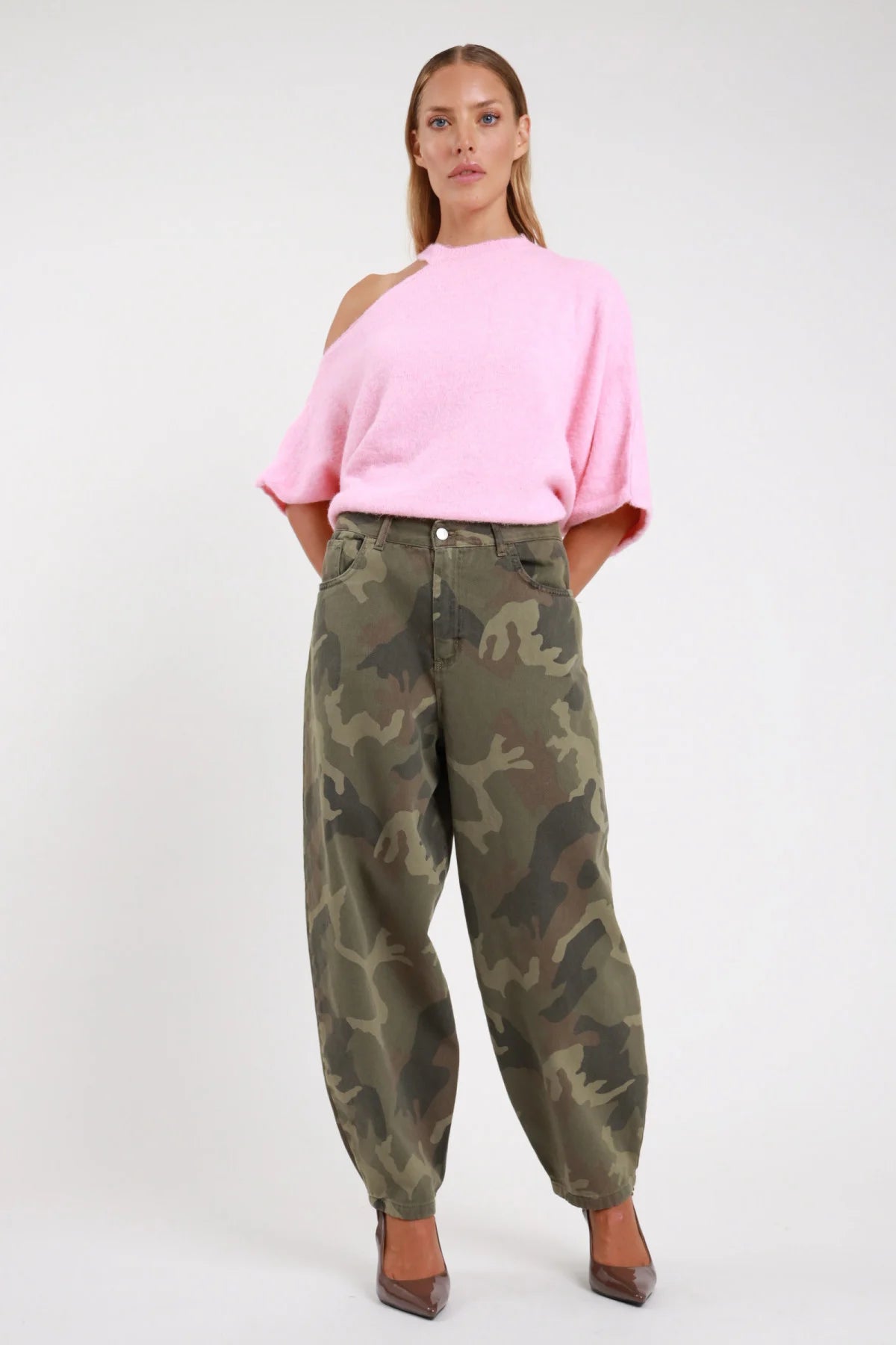 Jeans pantalone barrel slouchy mimetico camouflage oliva frontale intera vita alta silhouette balloon - modella frontale intera sguardo frontale pullover cut-out rosa pump grigio capelli biondi raccolti