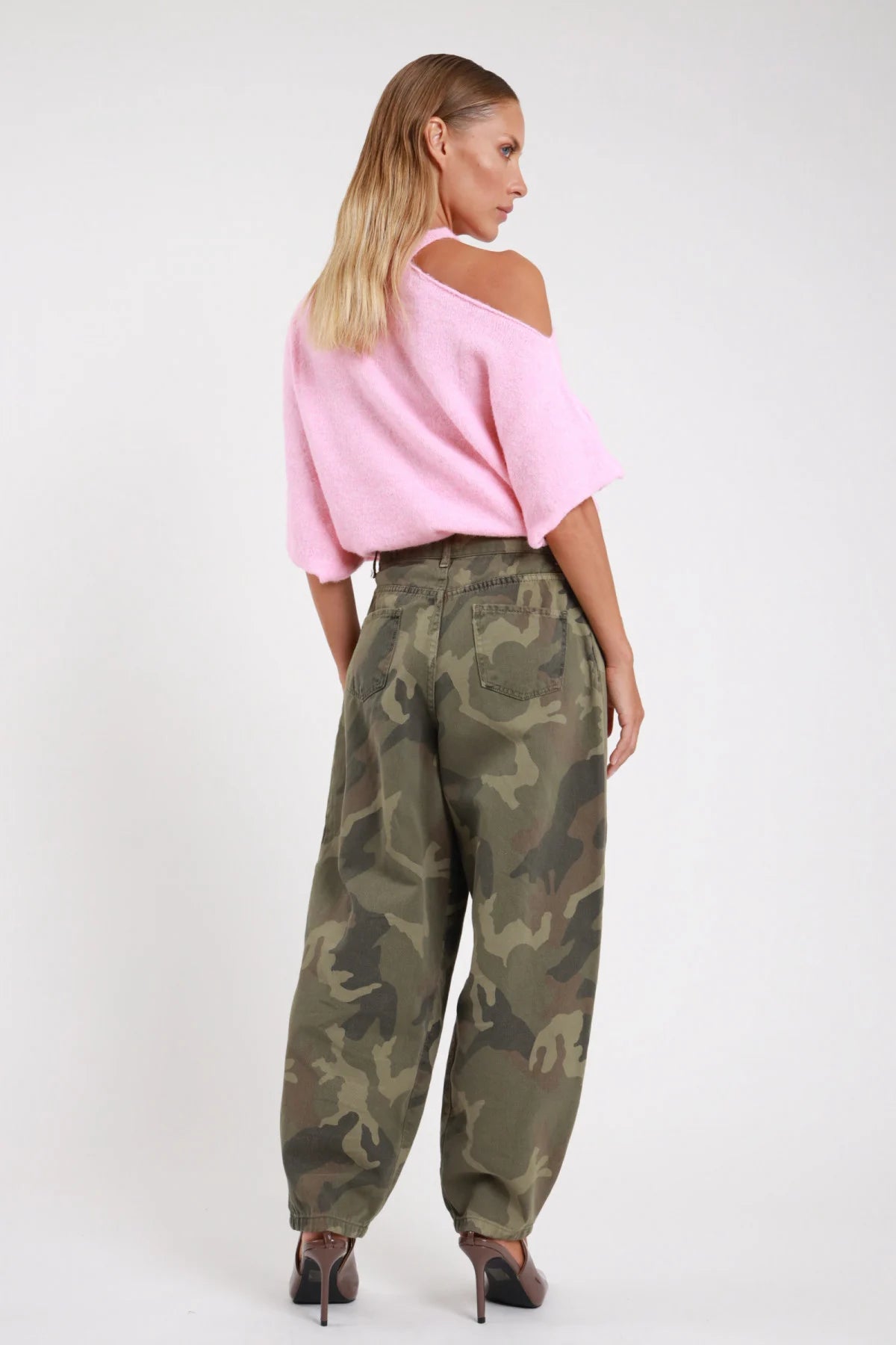 Jeans pantalone barrel slouchy mimetico retro intera silhouette orlo stretto caviglia tasche retro patta - modella retro intera sguardo posteriore pullover cut-out rosa pump grigio capelli biondi sciolti