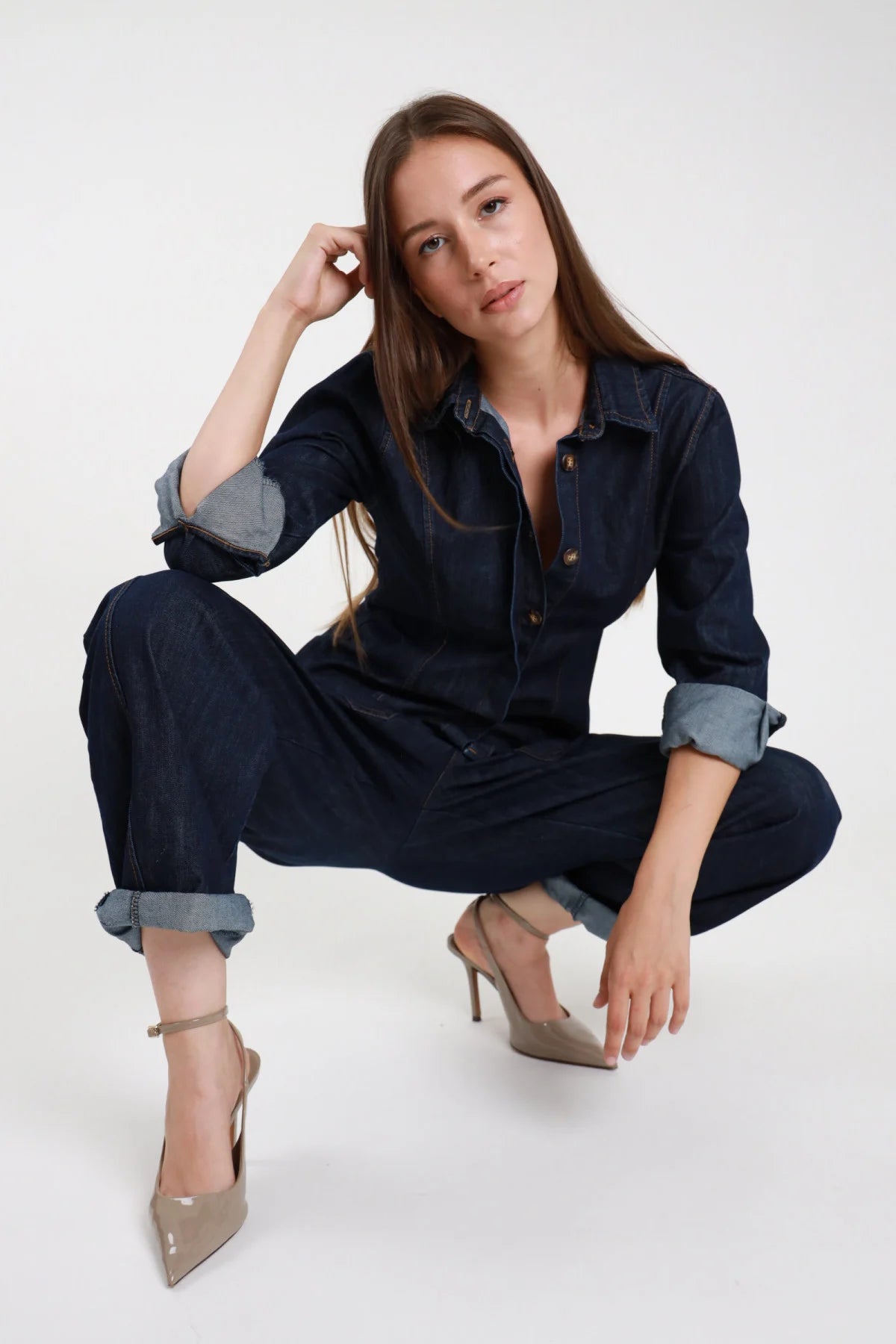 Jeans Stellina donna barrel fit - modella seduta con camicia denim coordinata