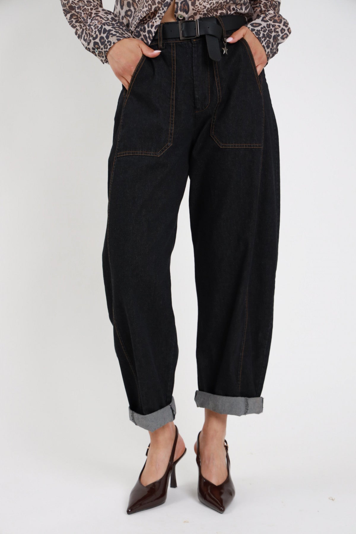 Dettaglio Jeans Stellina denim nero tasche toppa oversize cuciture contrasto vita alta Susy Mix Pre-Fall