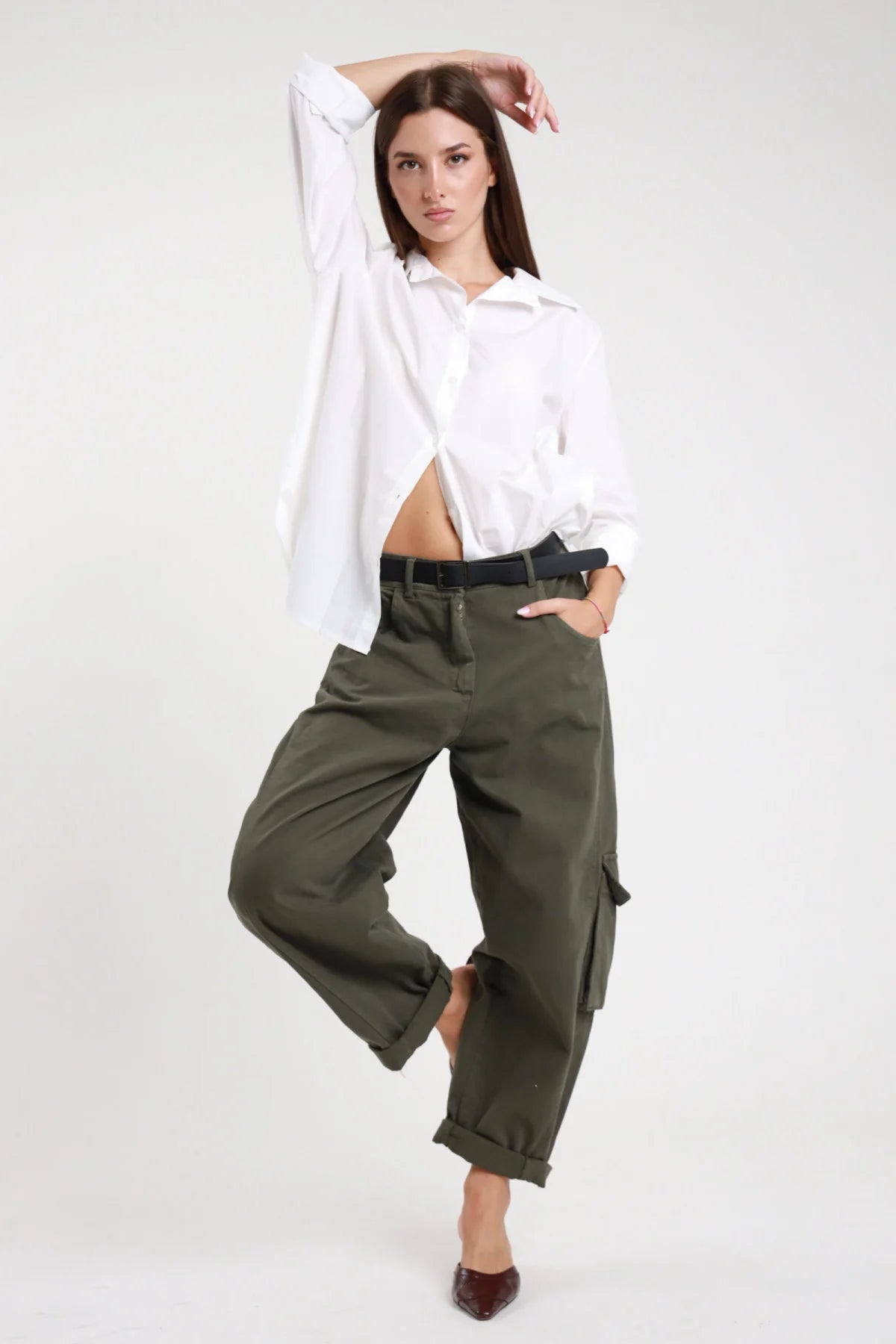 Pantalone tasconato cargo verde militare donna - vista frontale con camicia bianca oversize