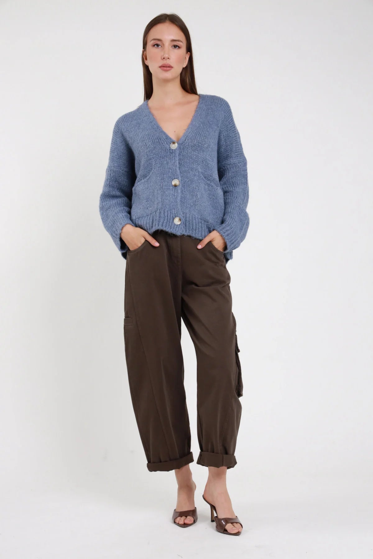 Pantalone tasconato cargo marrone scuro donna - vista frontale con cardigan azzurro
