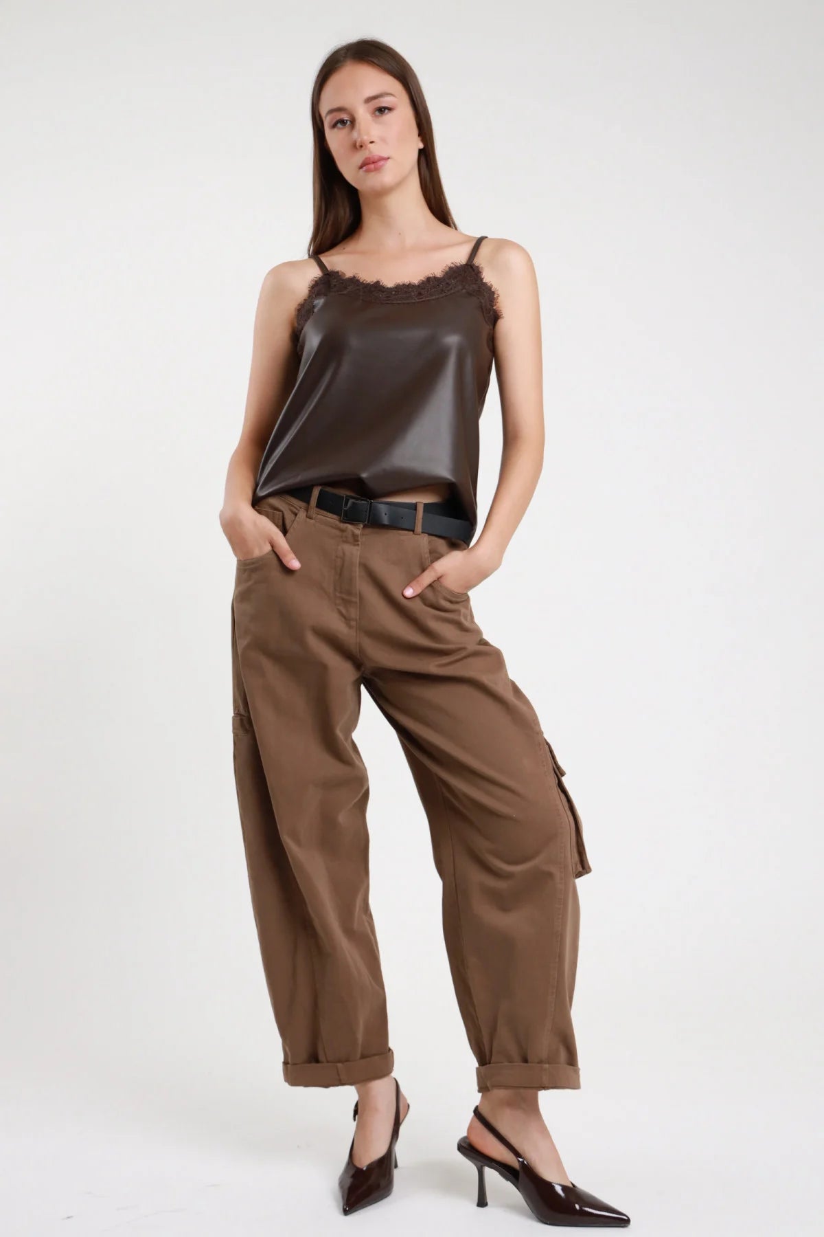 Pantalone tasconato cargo marrone medio donna - vista frontale con top in ecopelle