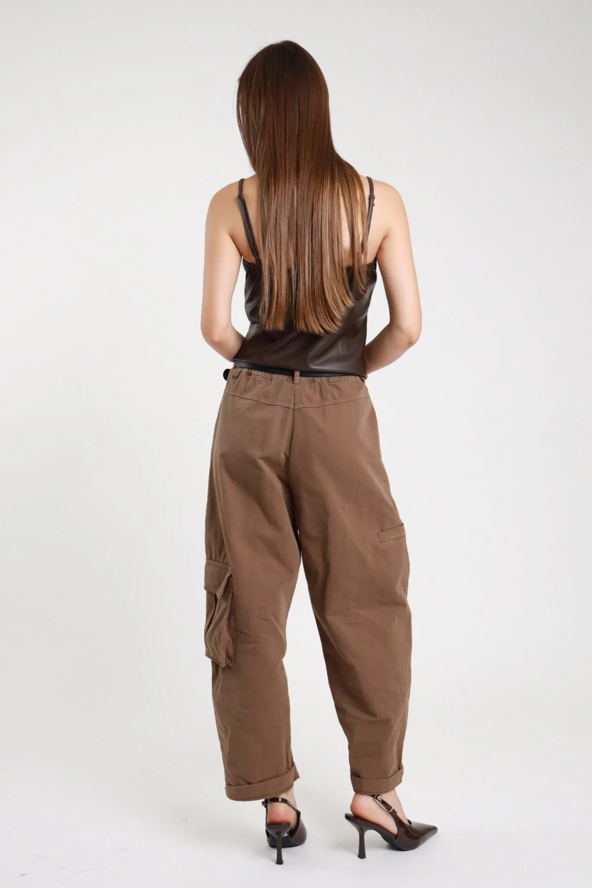 Pantalone tasconato cargo marrone medio donna - vista posteriore con tasconi laterali
