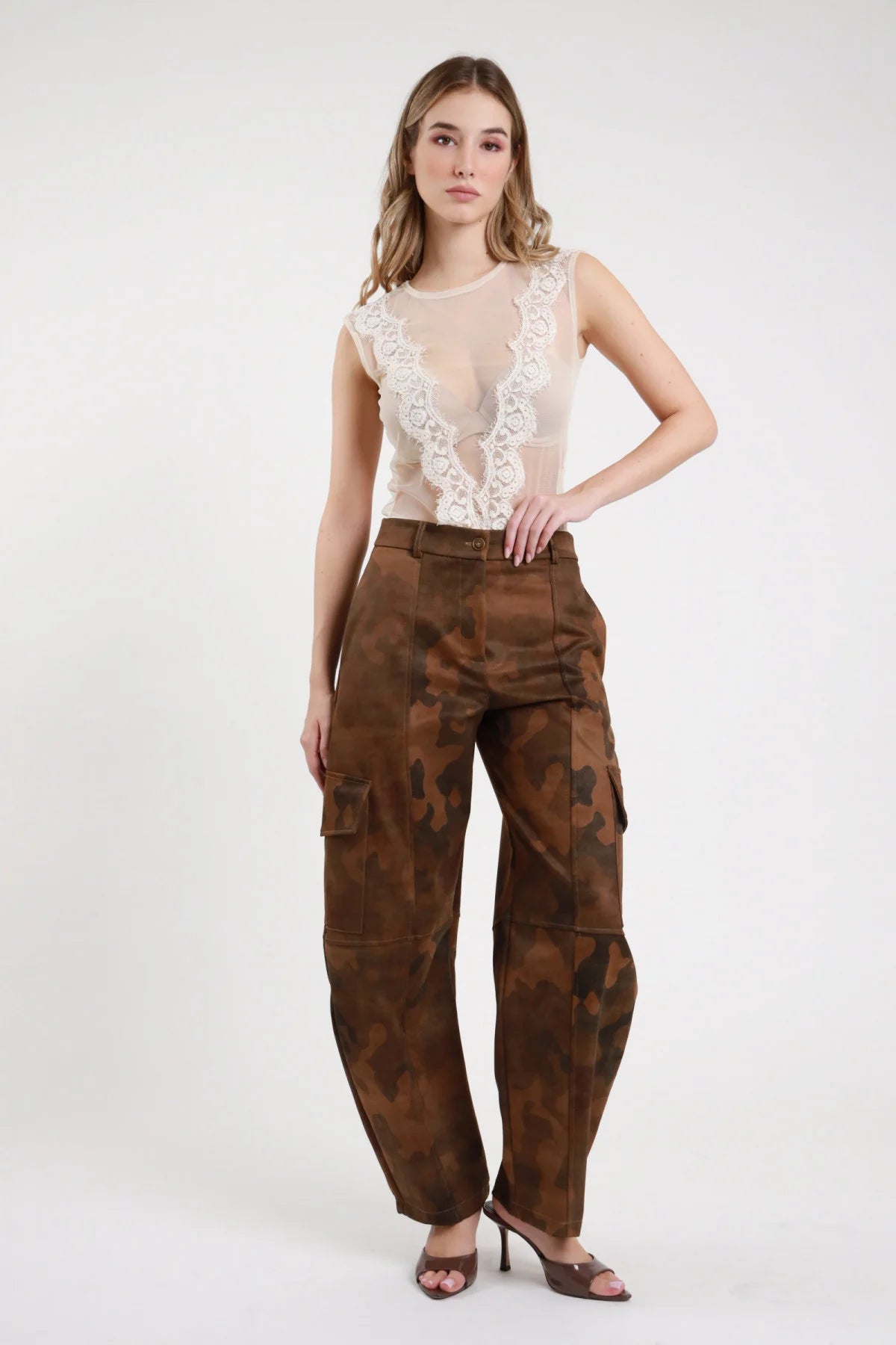 Pantalone mimetico tasconato da donna marrone con gamba ampia e tasche cargo laterali, vista frontale indossato