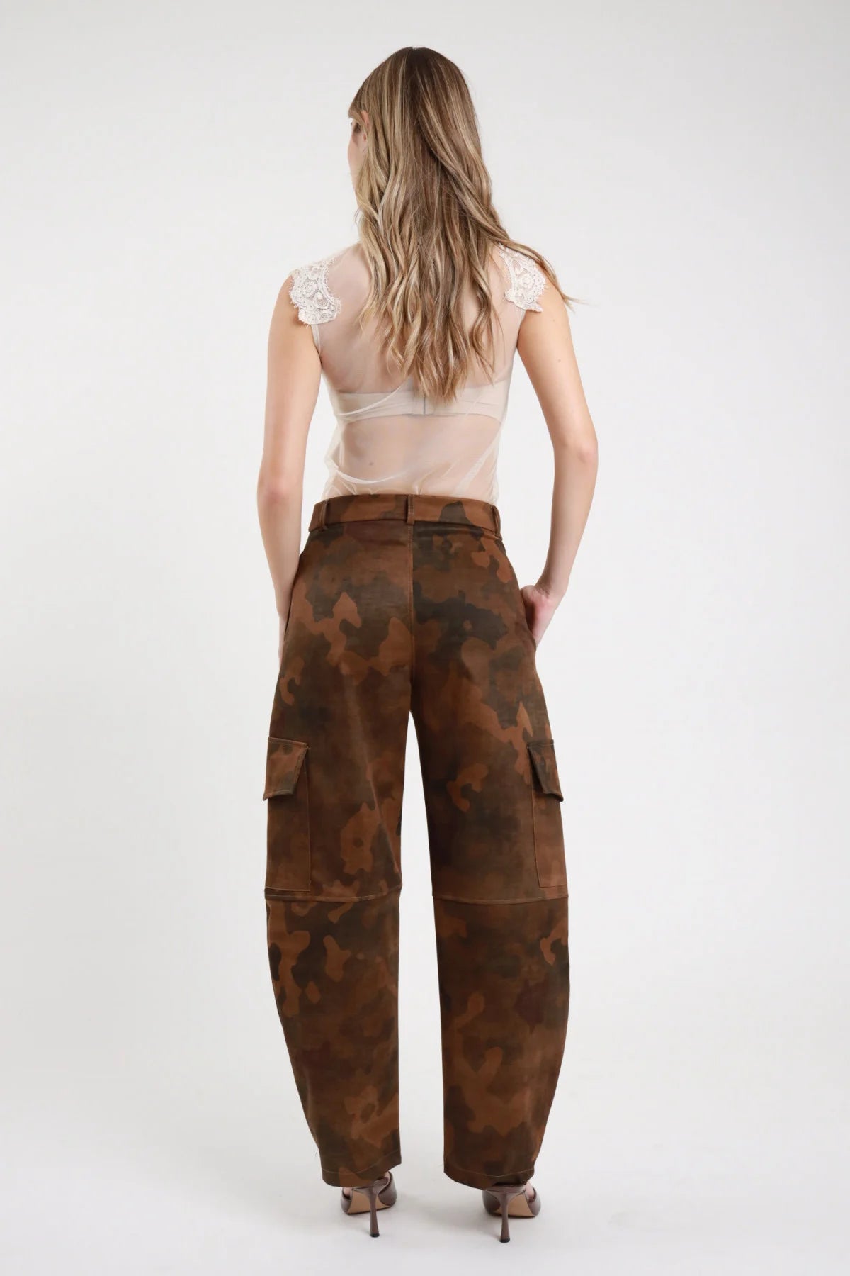 Pantalone mimetico cargo marrone da donna a gamba ampia con tasche laterali, vista posteriore