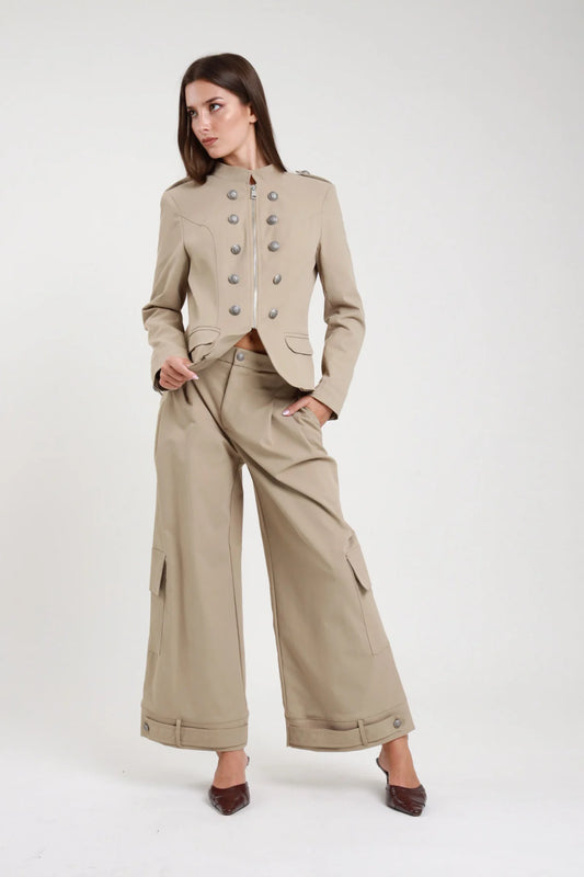 Pantalone tasconi wide leg beige sabbia - look completo con giacca militare coordinata