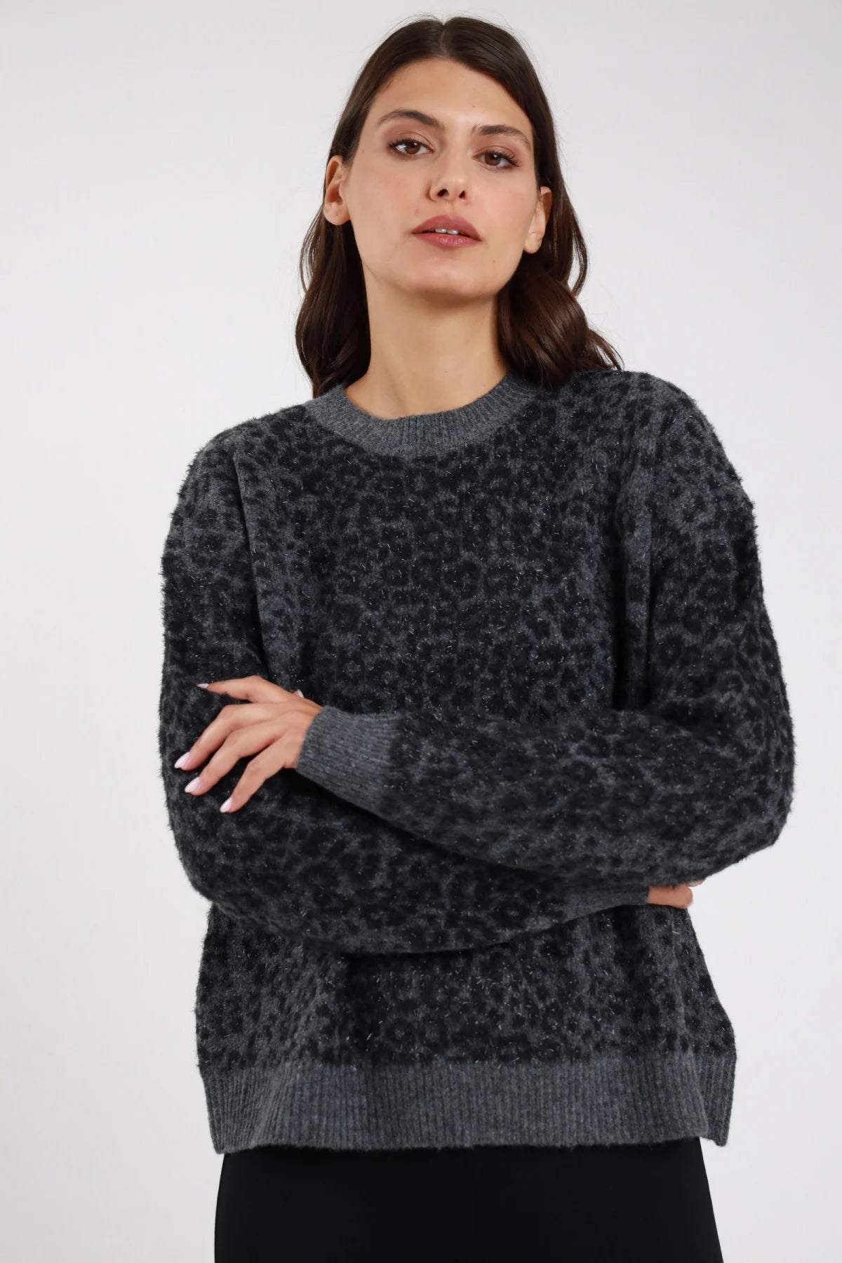 Pullover animalier lurex leopardo jacquard grigio antracite scuro filo lurex verde petrol cangiante eyelash bouclé girocollo coste mock-neck manica balloon raglan oversize frontale braccia conserte - modella frontale braccia conserte sguardo frontale intenso capelli castani lisci sfondo bianco pantaloni neri