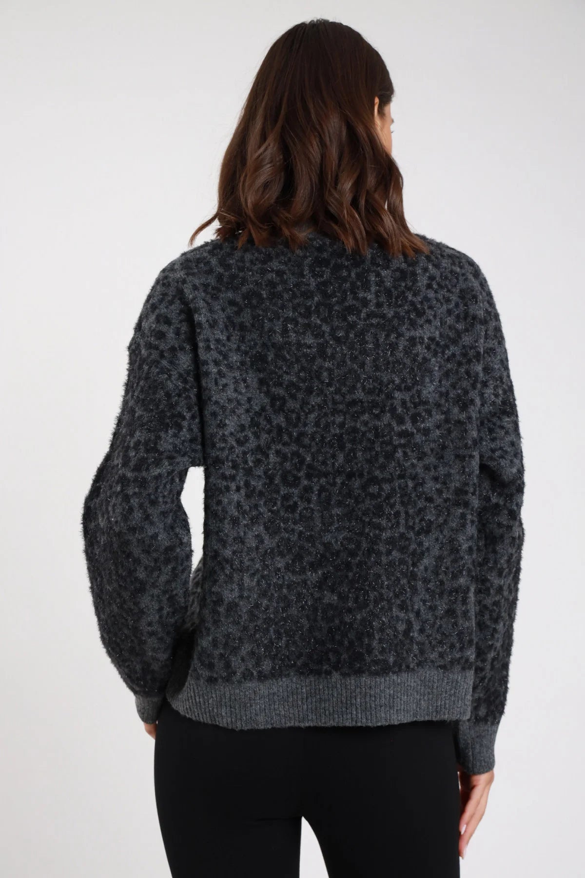 Pullover animalier lurex leopardo jacquard grigio antracite scuro lurex verde petrol eyelash bouclé girocollo coste mock-neck manica balloon raglan oversize retro intera - modella retro intera capelli castani mossi medi sfondo bianco pantaloni neri