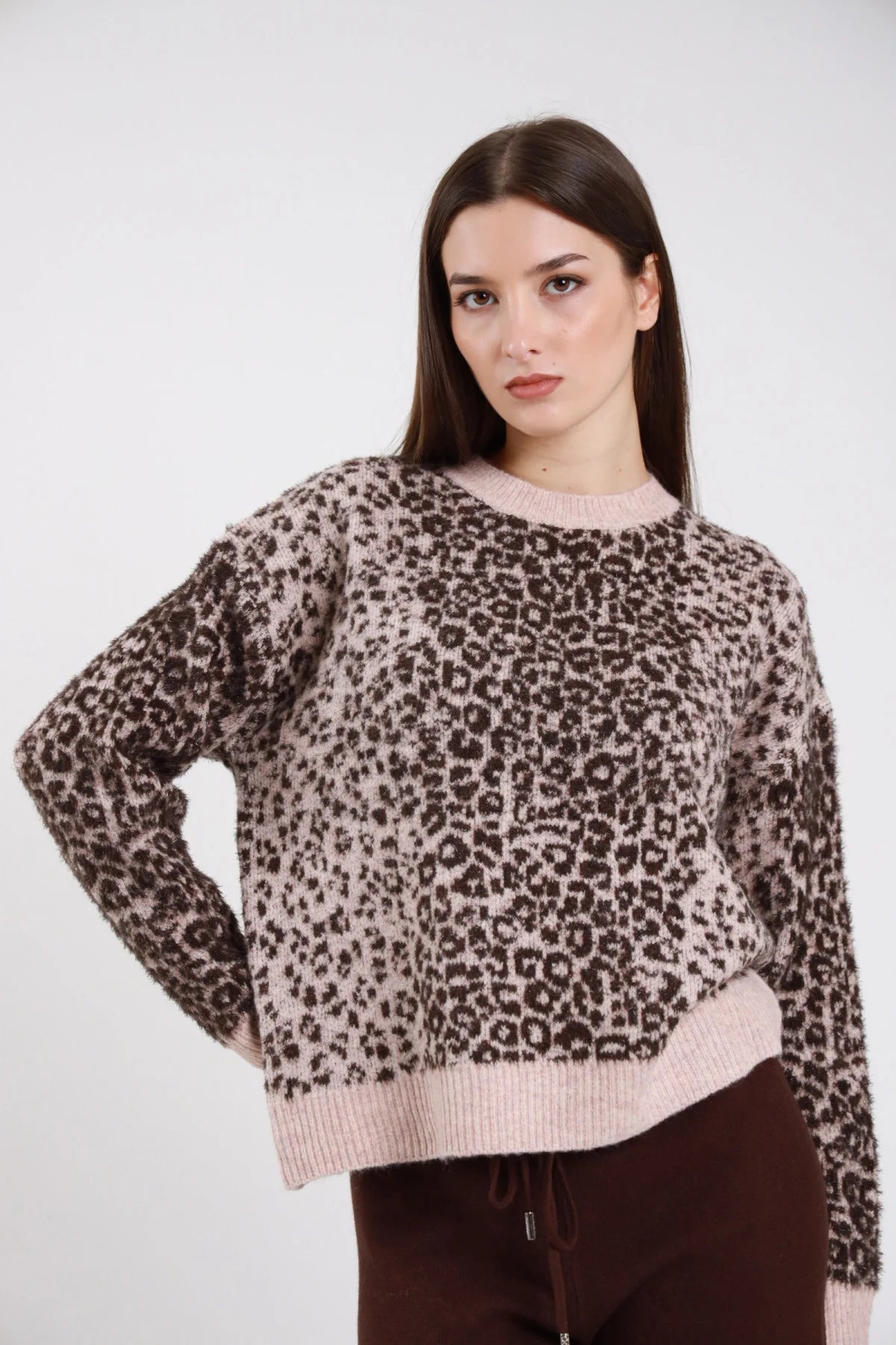 Pullover animalier lurex leopardo jacquard beige cammello chiaro macchie marrone scuro eyelash bouclé girocollo coste mock-neck manica balloon raglan oversize frontale busto braccio alzato - modella frontale busto braccio alzato sguardo frontale capelli castani lisci sfondo bianco jeans grigio scuro