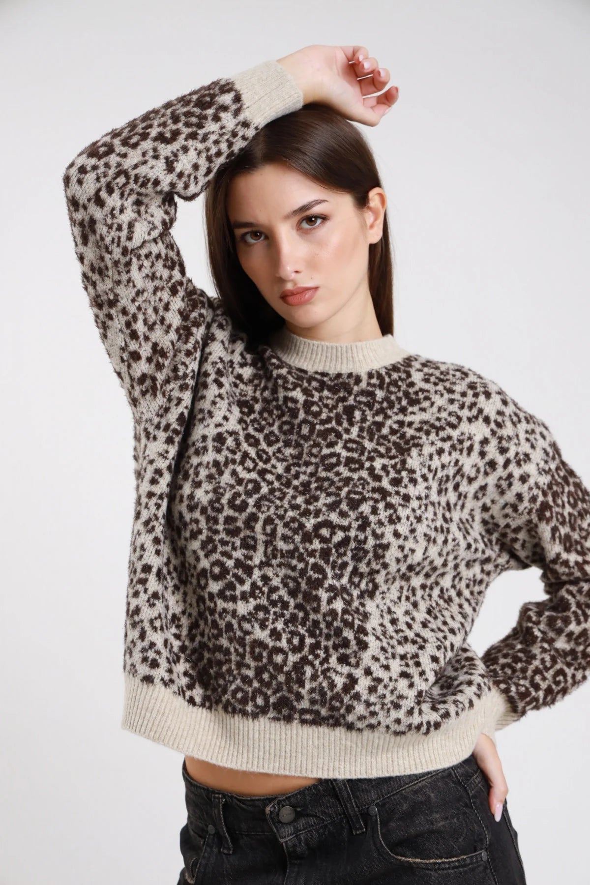 Pullover animalier lurex leopardo jacquard rosa cipria macchie marrone scuro eyelash bouclé girocollo coste mock-neck manica balloon raglan oversize frontale busto mano fianco - modella frontale busto mano fianco sguardo laterale capelli castani lisci sfondo bianco pantaloni bordeaux