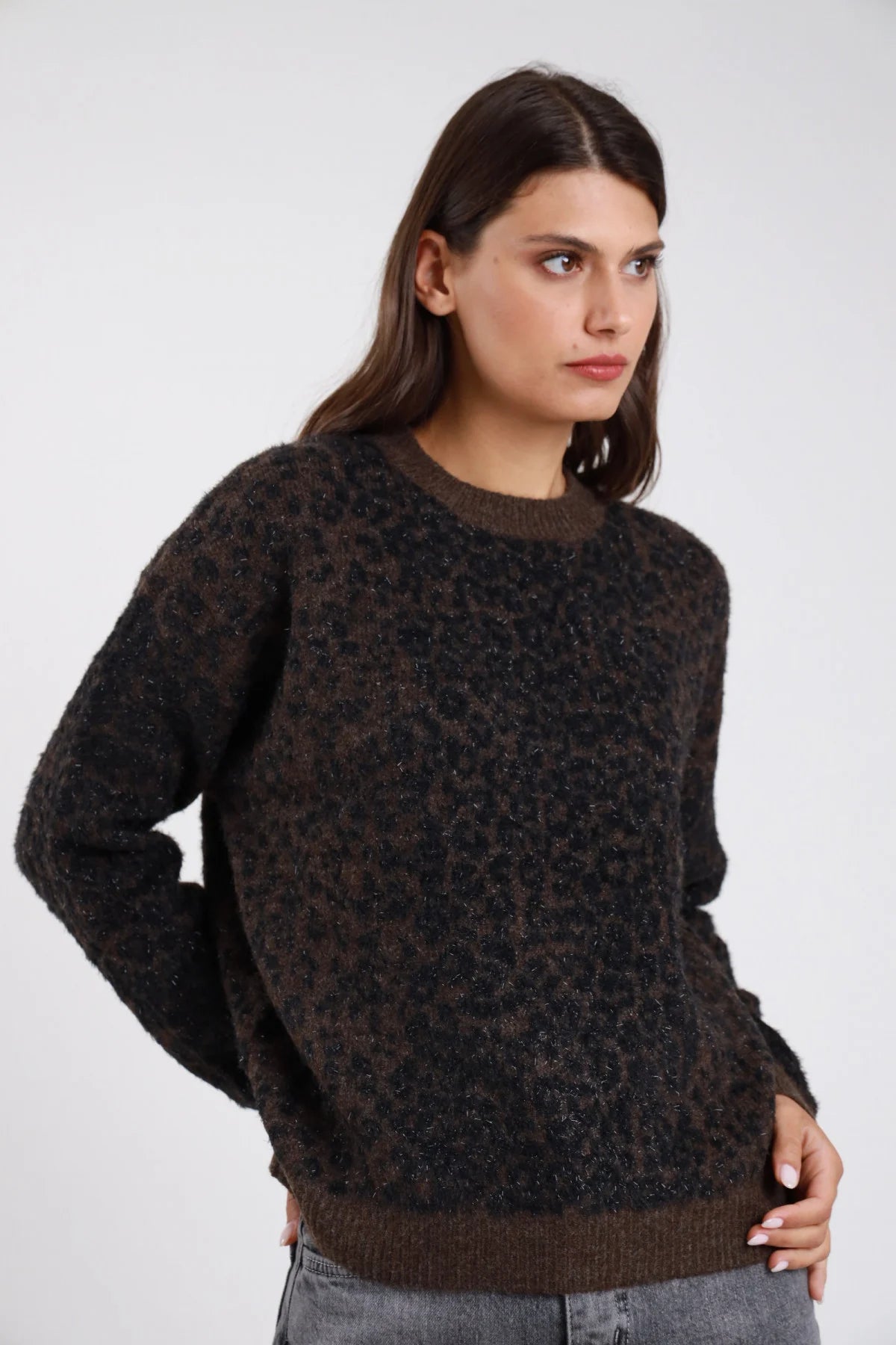Pullover animalier lurex leopardo jacquard rosa cipria macchie marrone scuro eyelash bouclé girocollo coste mock-neck manica balloon raglan oversize laterale tre quarti - modella laterale tre quarti sguardo frontale capelli castani lisci sfondo bianco pantaloni bordeaux