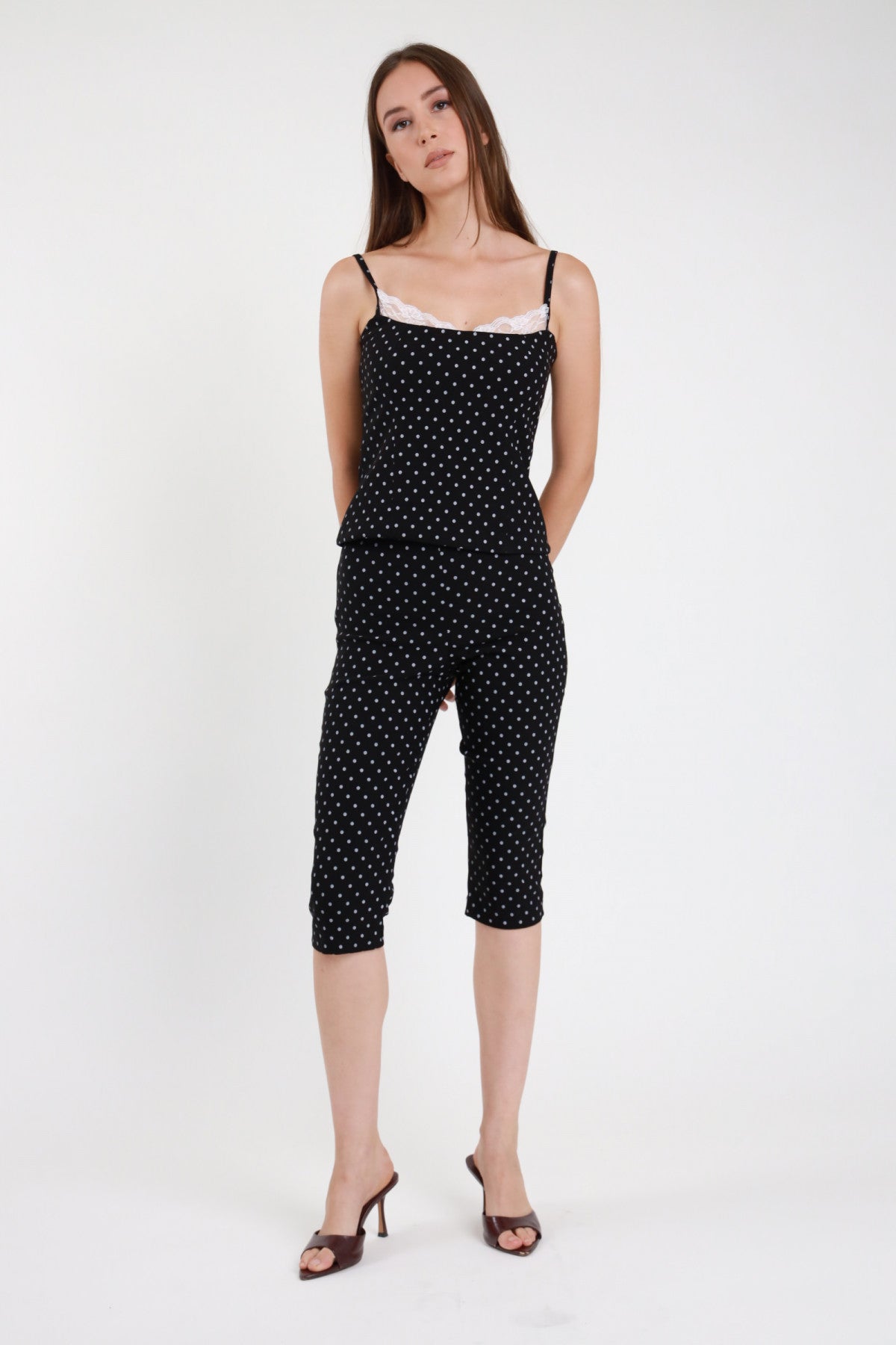 Pantaloni capri pois nero bianco donna Susy Mix – vita alta vista frontale con top pois coordinato e sandali tacco